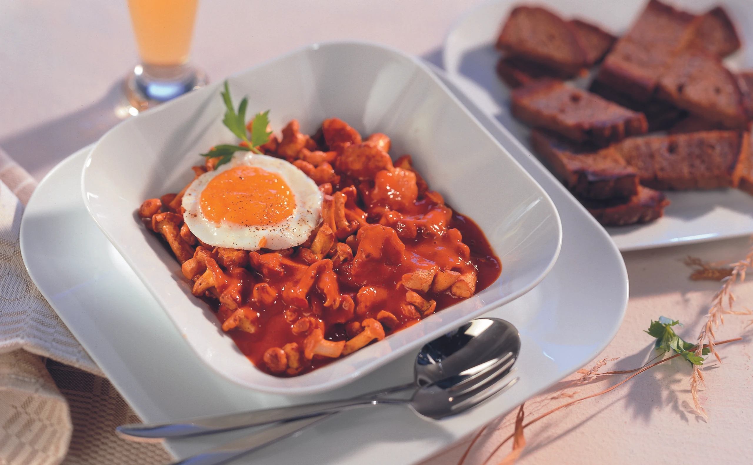 Schwammerlgulasch mit Spiegelei und Schwarzbrot-Toasts