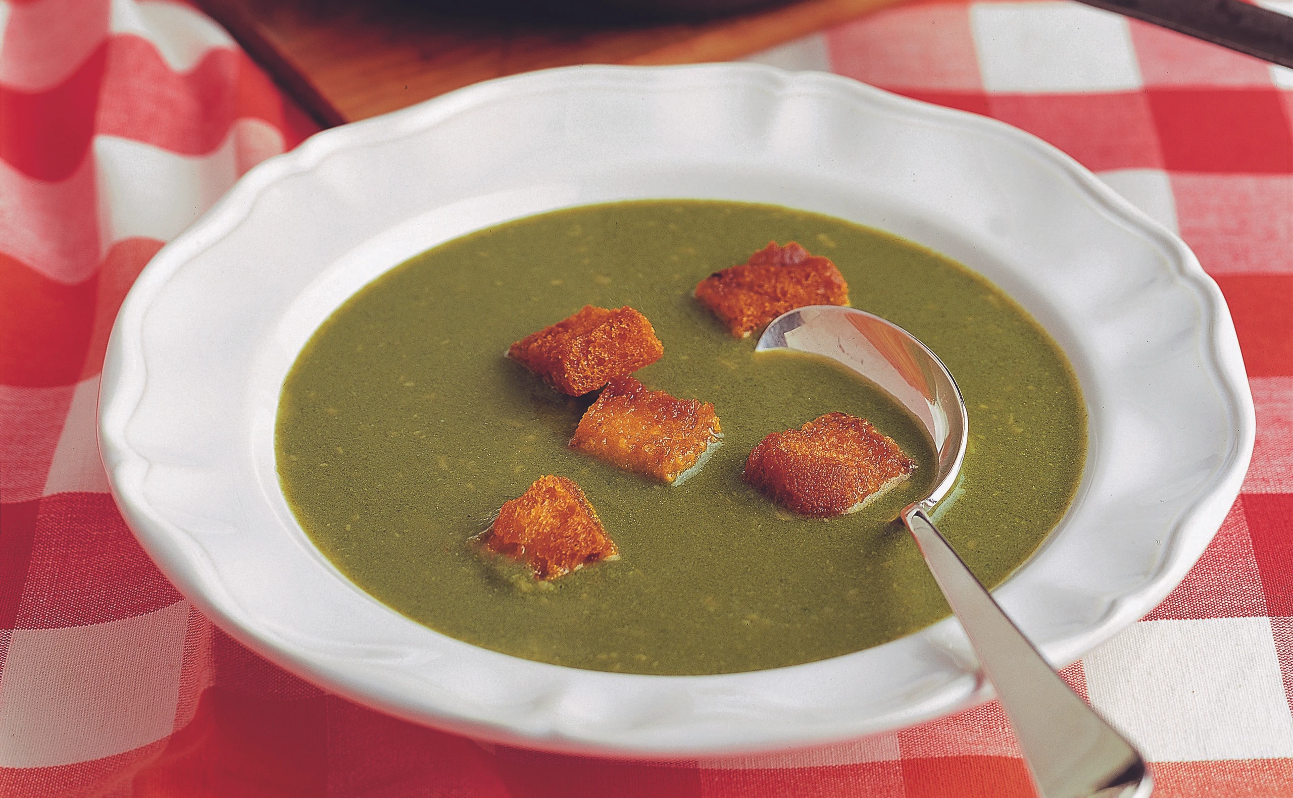 Kalte Spinatsuppe mit gebratenen Semmelwürfeln