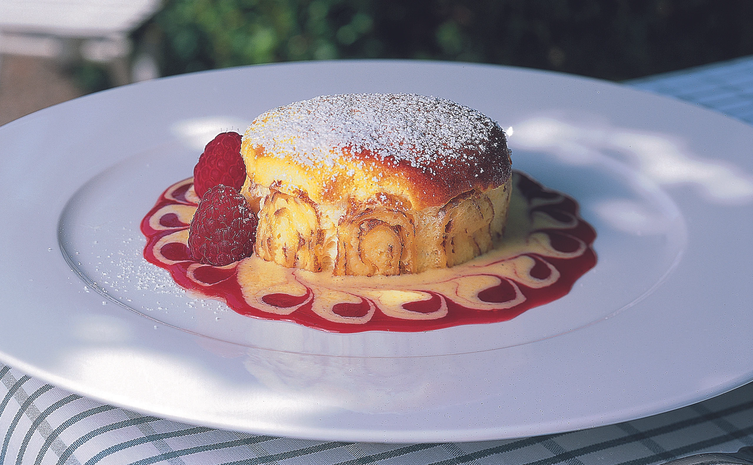 Topfenpalatschinken-Auflauf mit Vanille- und Himbeersauce