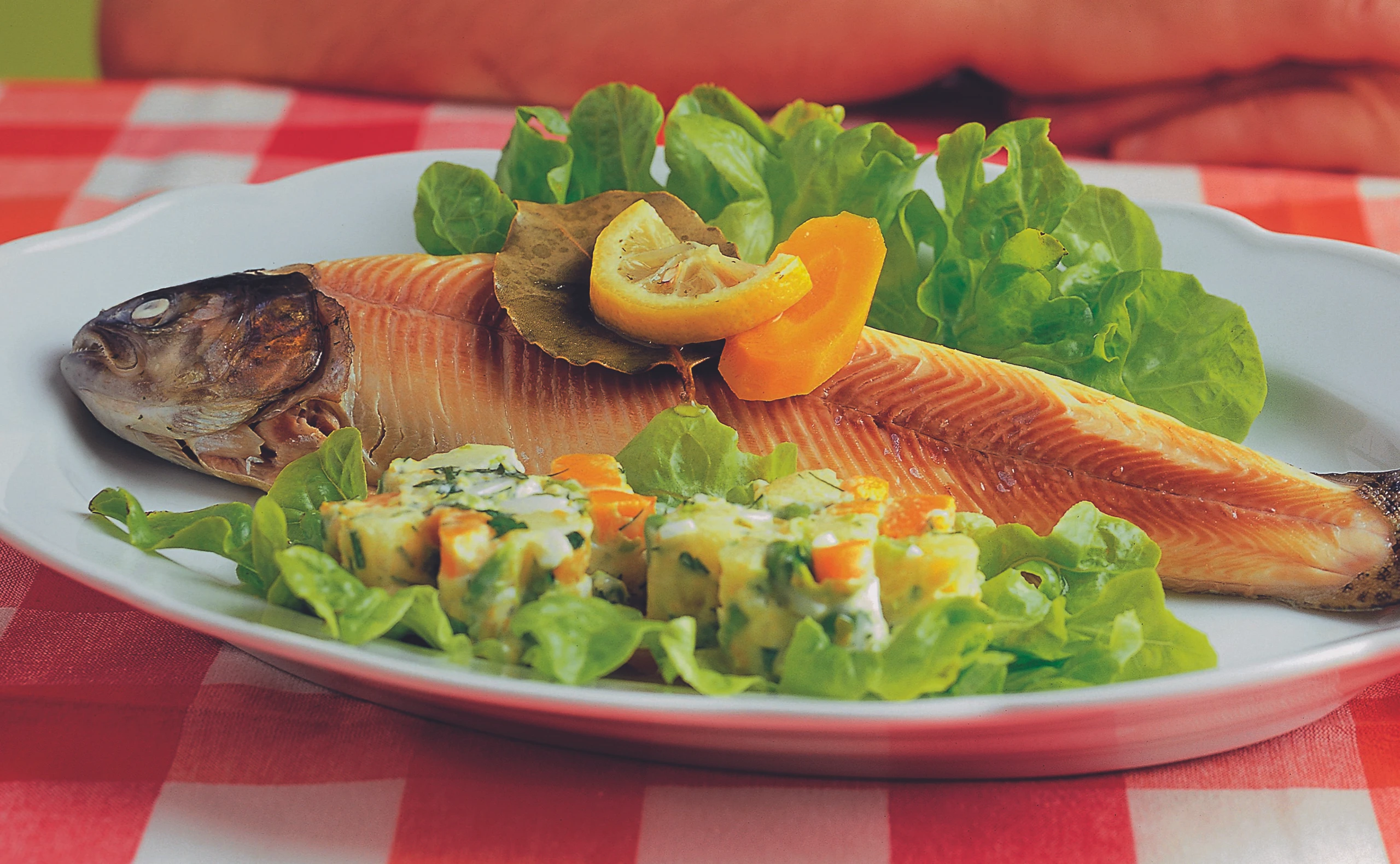 Gedünstete Forelle mit Gemüsesalat