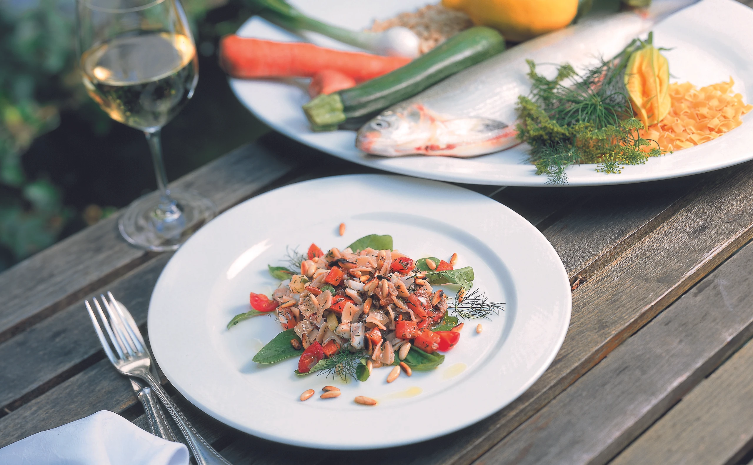 Gemüse-Fleckerl-Salat mit Fisch