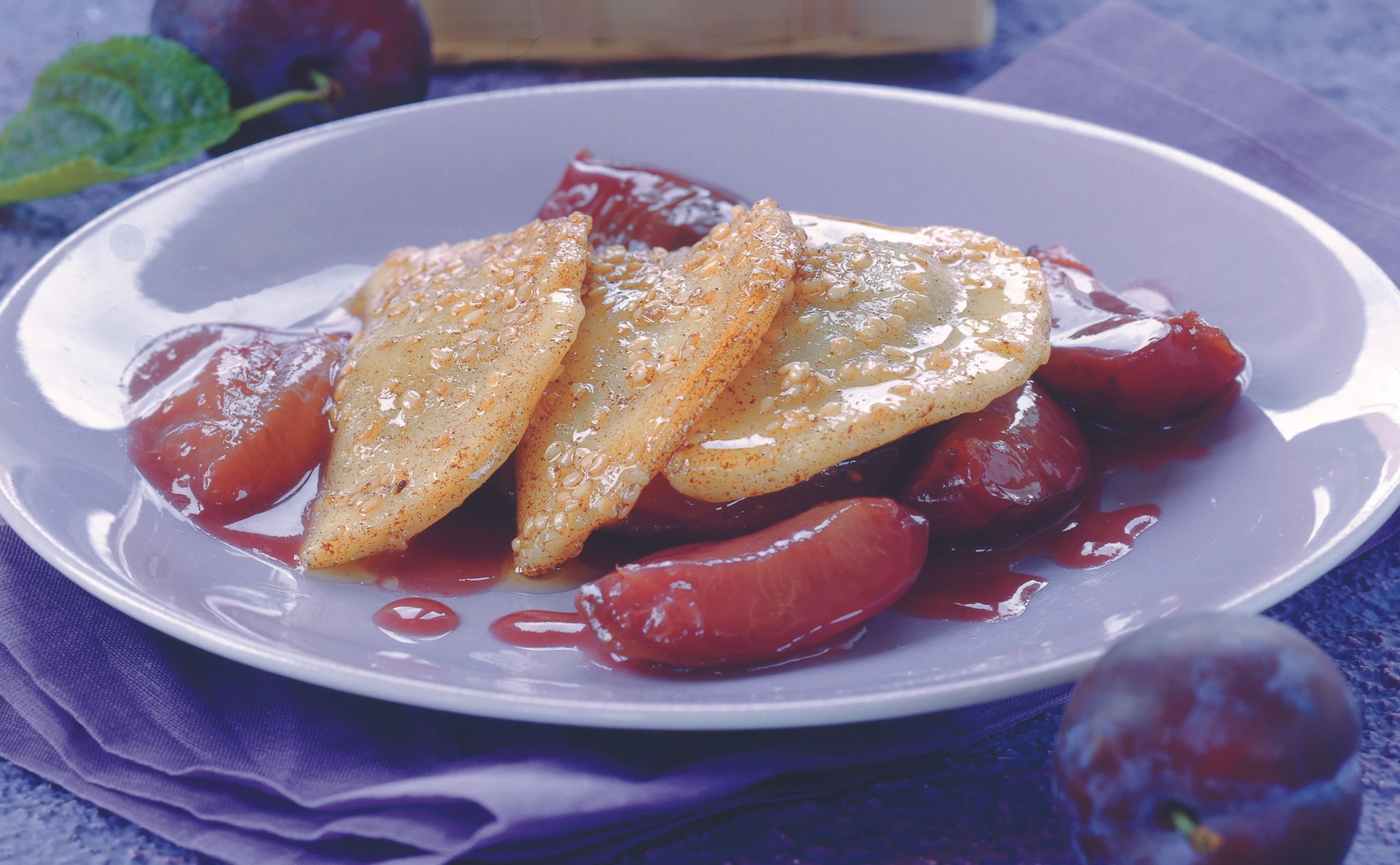 Zwetschkentascherl mit Sesambutter
