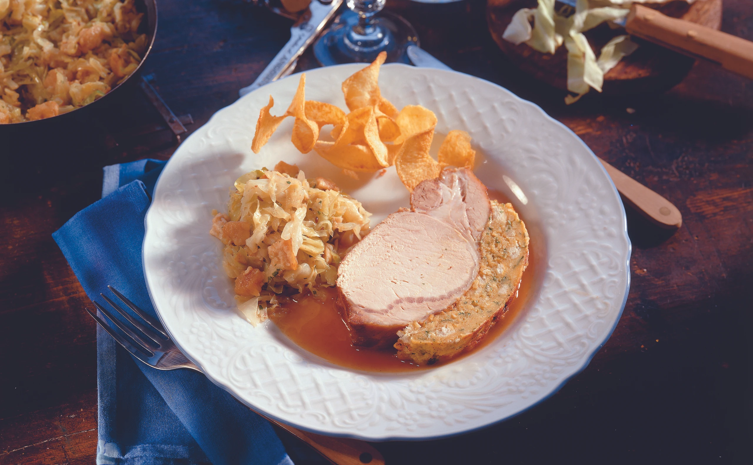 Schweinskarree mit Brotkruste, Erdäpfelspiralen und Grammelkraut