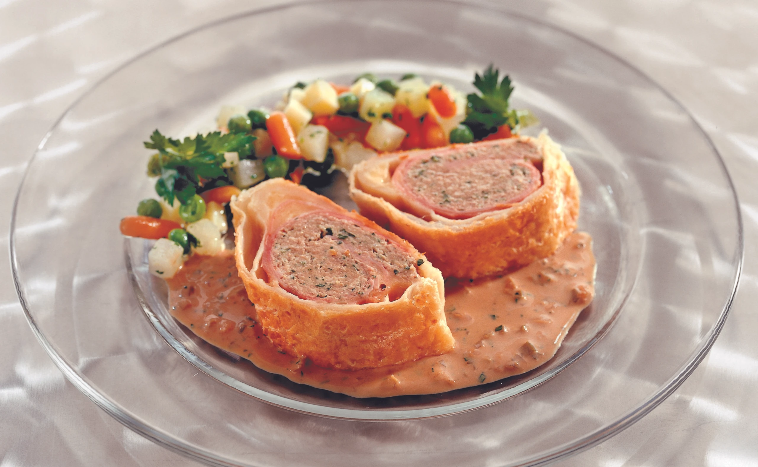 Blätterteig-Fleischroulade mit Schinken und Käse