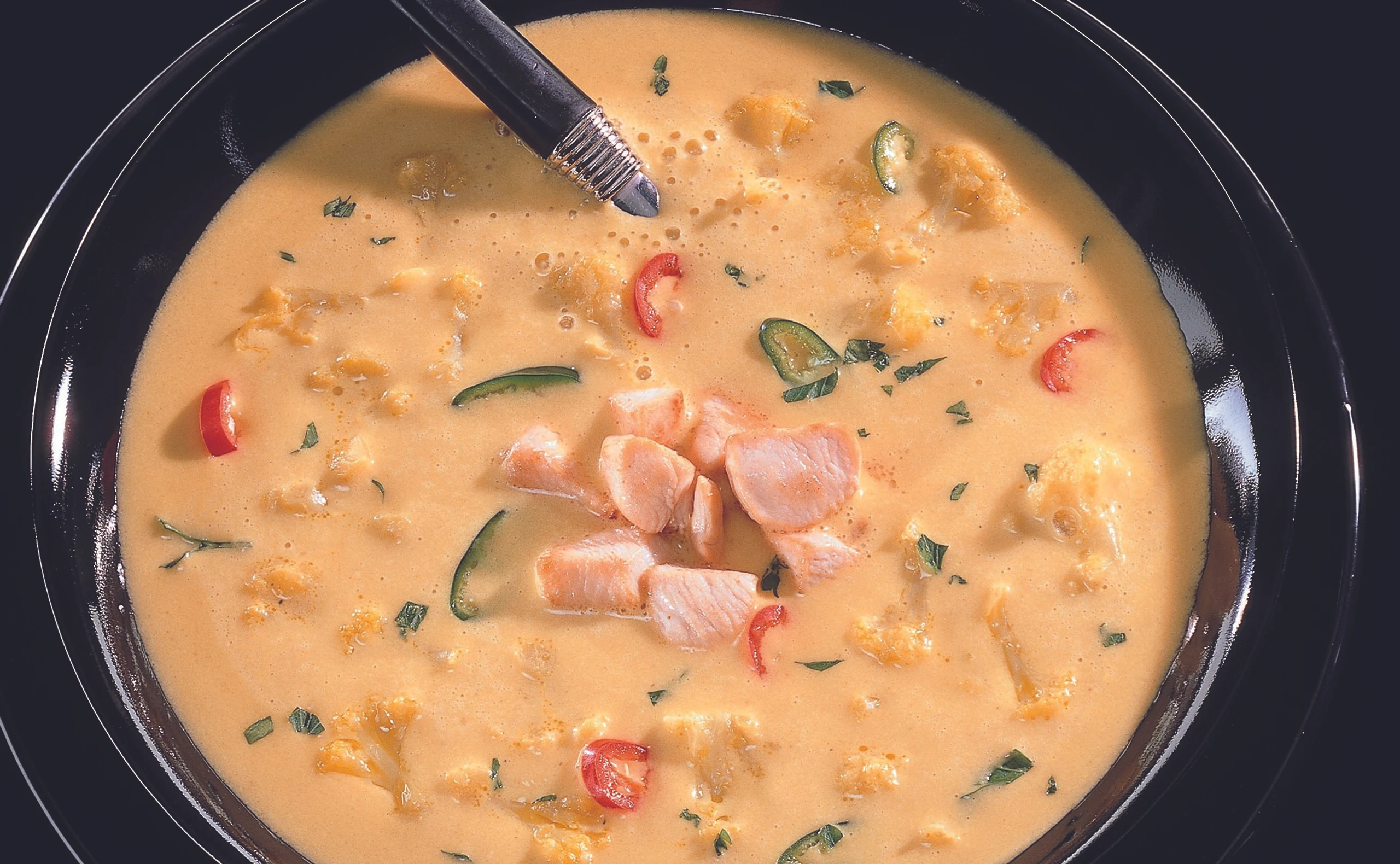 Karfiolsuppe mit Curry und Hühnerfleisch