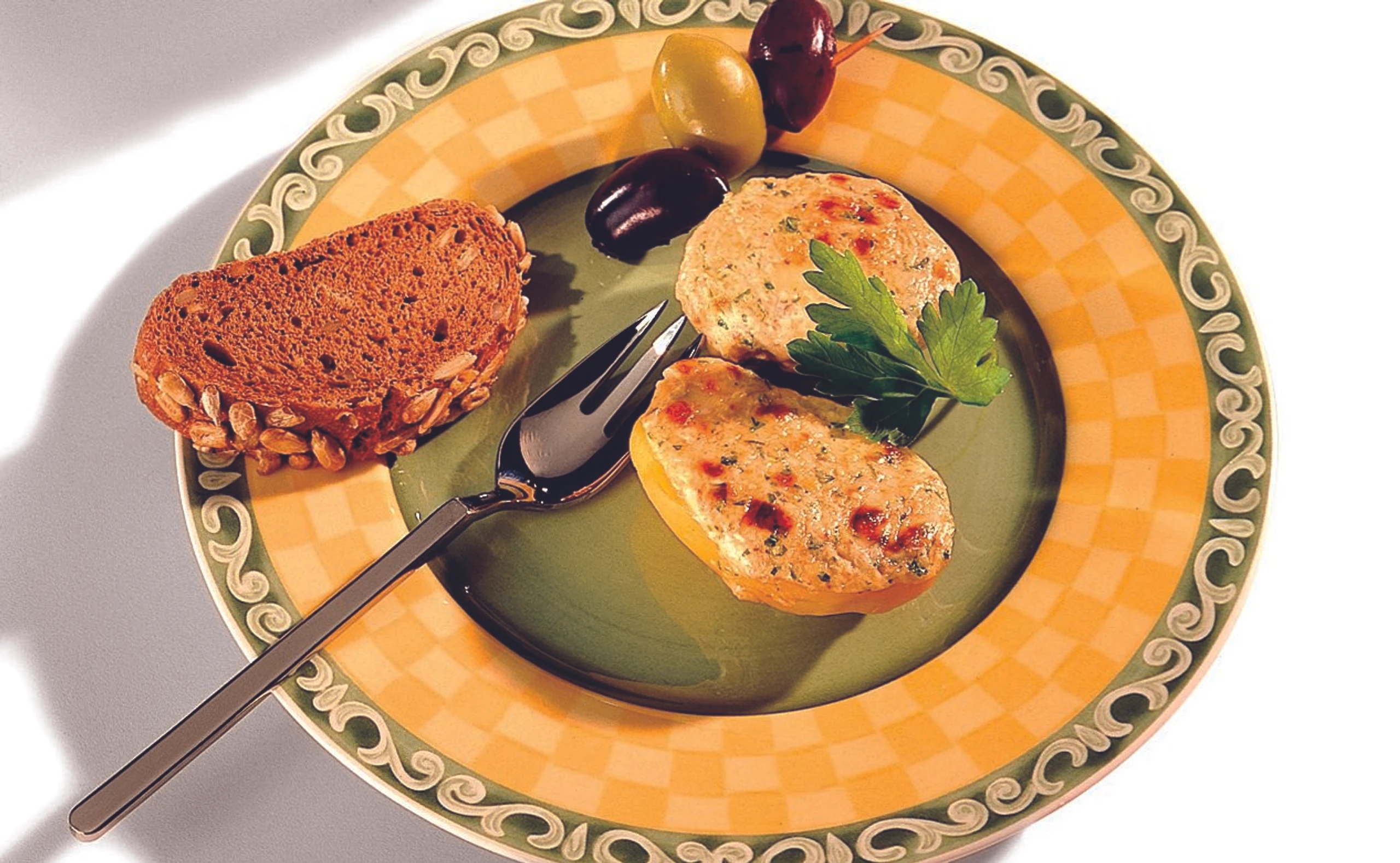 Überbackene Käse-Erdäpfel mit Olivenspießen