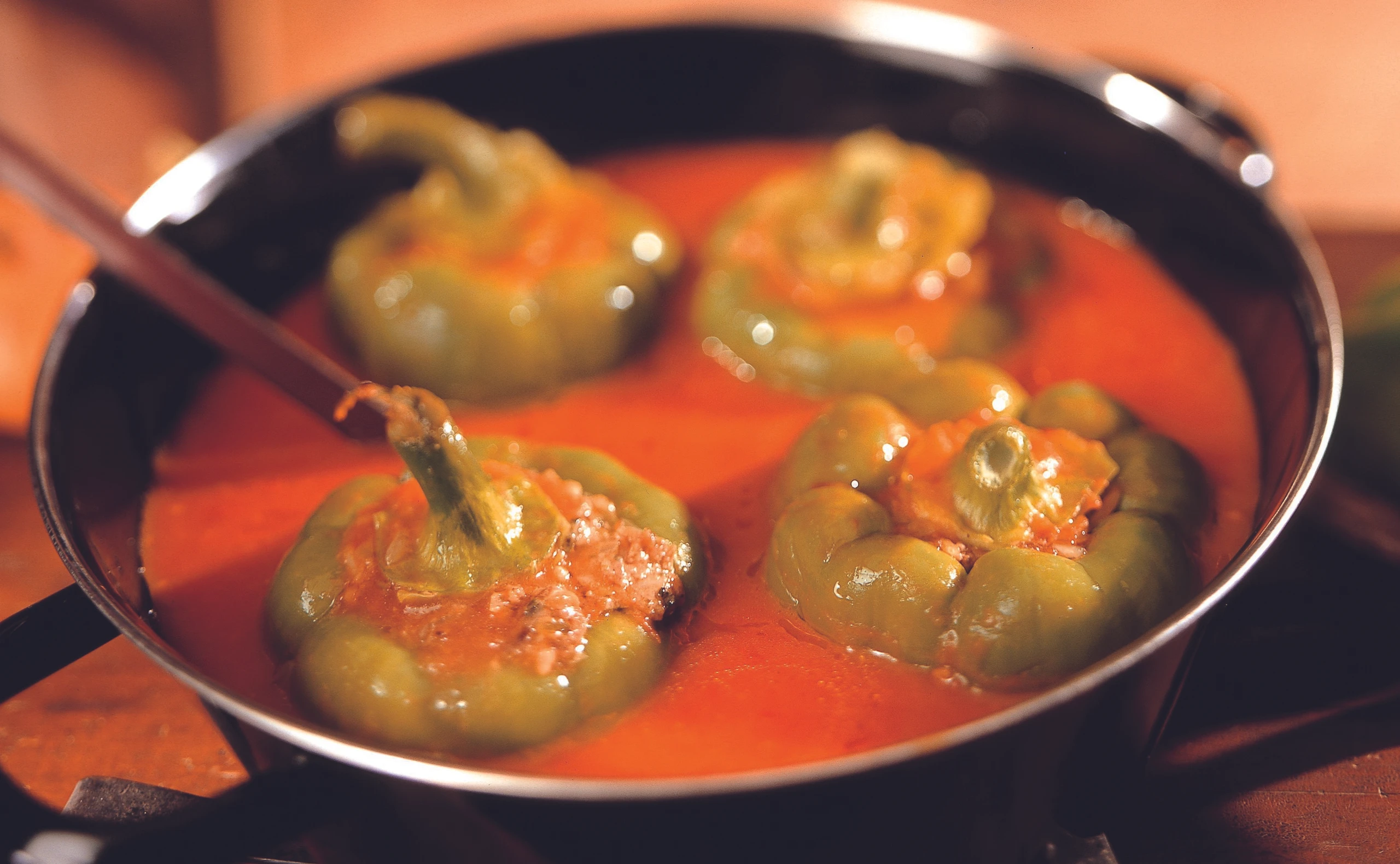 Gefüllte Paprika mit Paradeissauce
