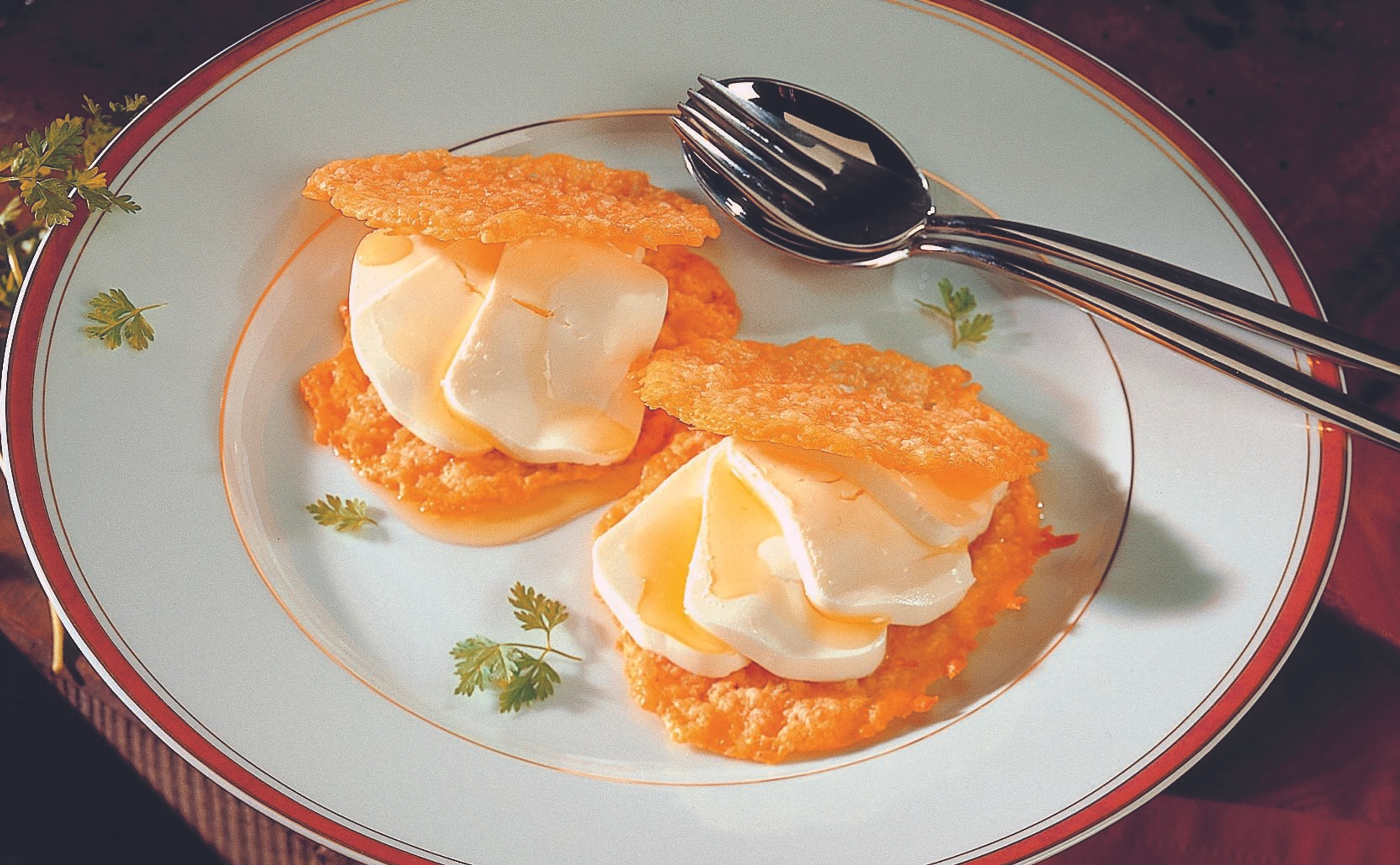 Parmesantaler mit Frischkäse und Trüffelöl