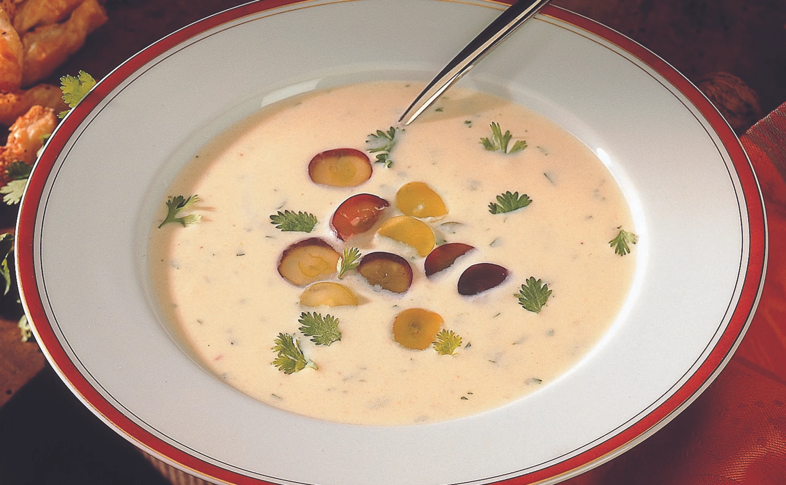 Käsesuppe mit Koriander und Trauben