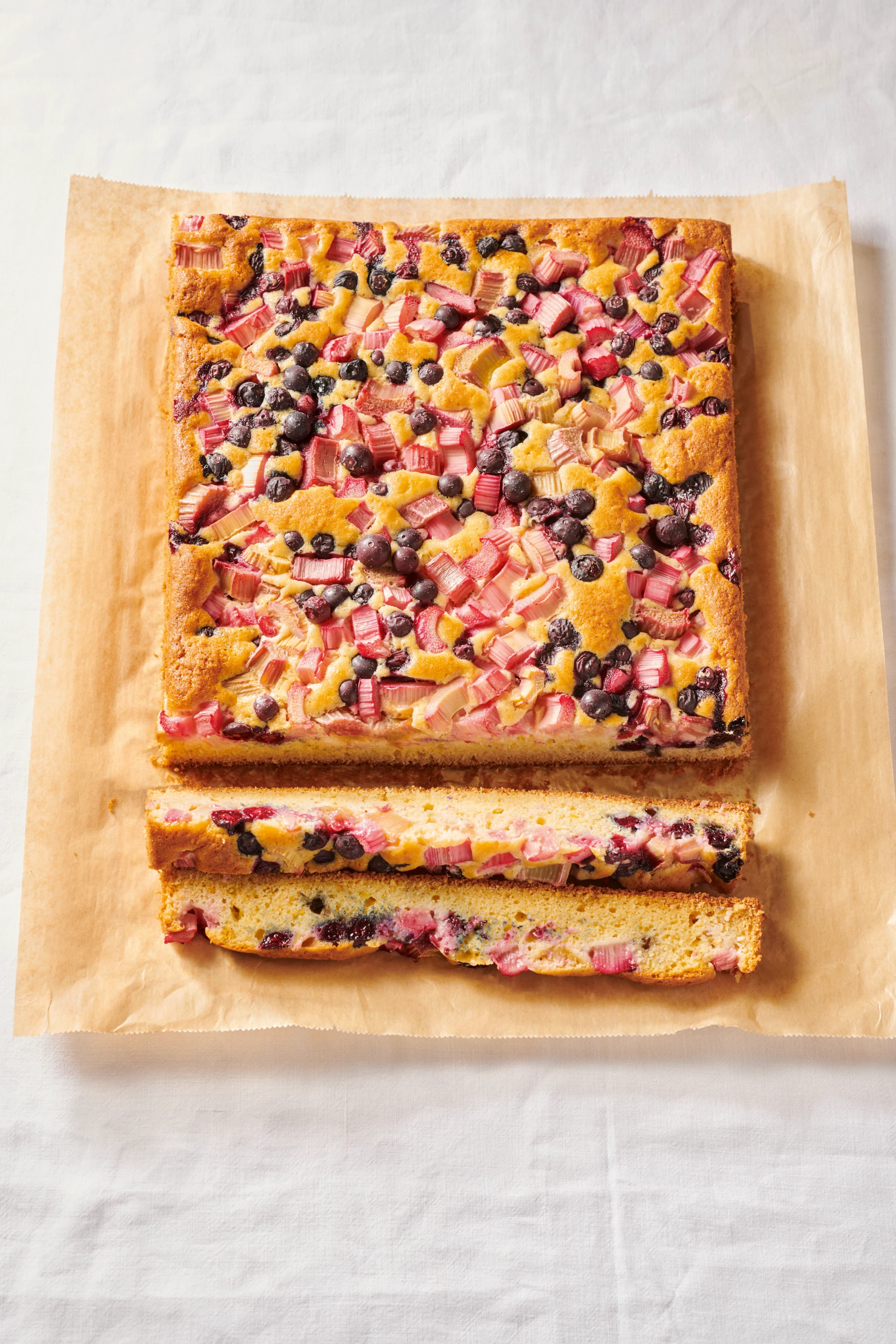 Rhabarber-Blechkuchen mit Heidelbeeren