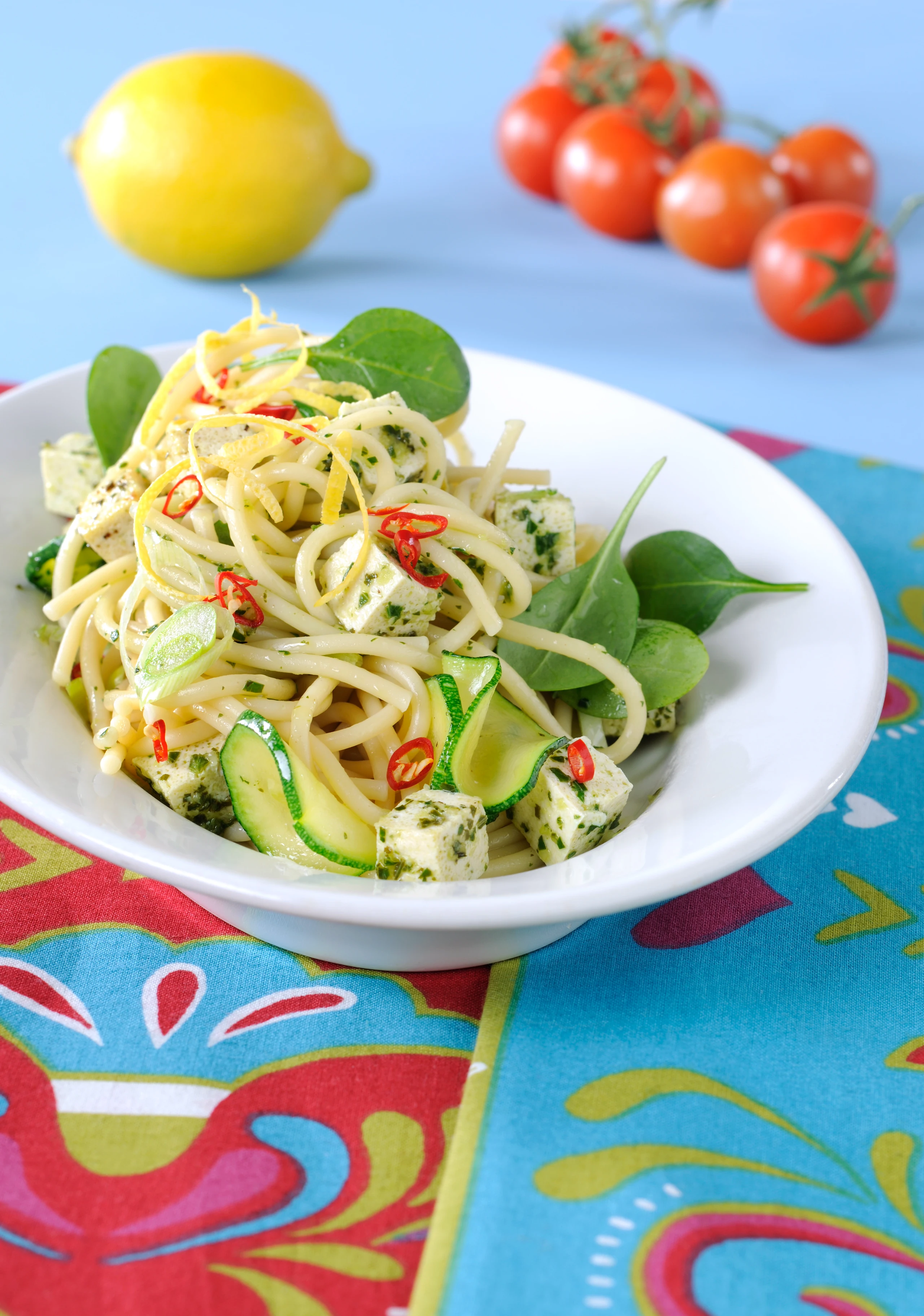 Zucchini-Spaghetti mit Pesto-Tofu