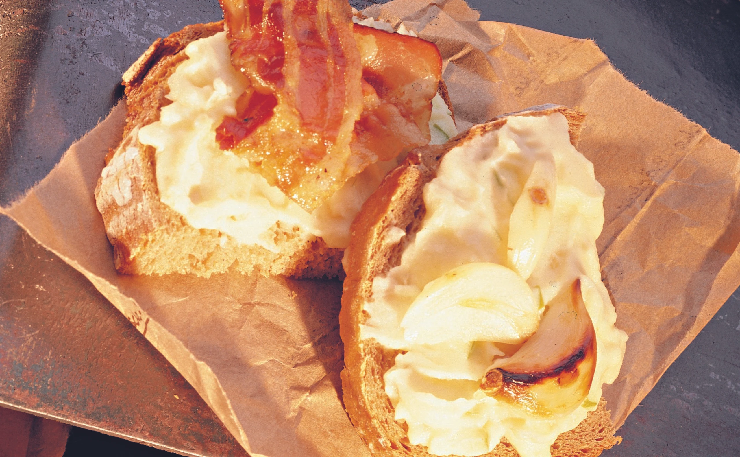 Zwiebel-Aufstrich – dazu Apfel und Speck