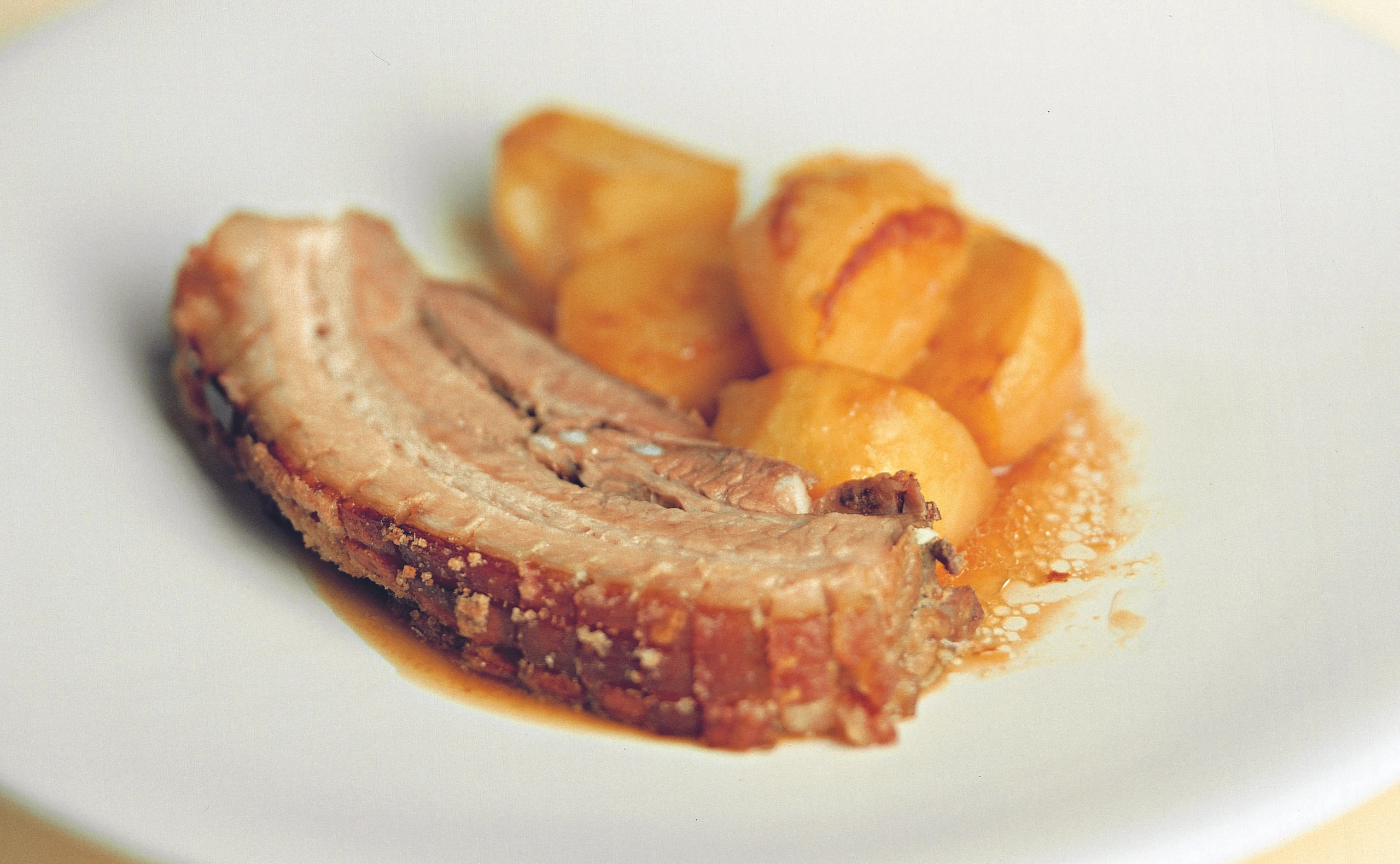 Schweinsbrüstel in der Salzkruste