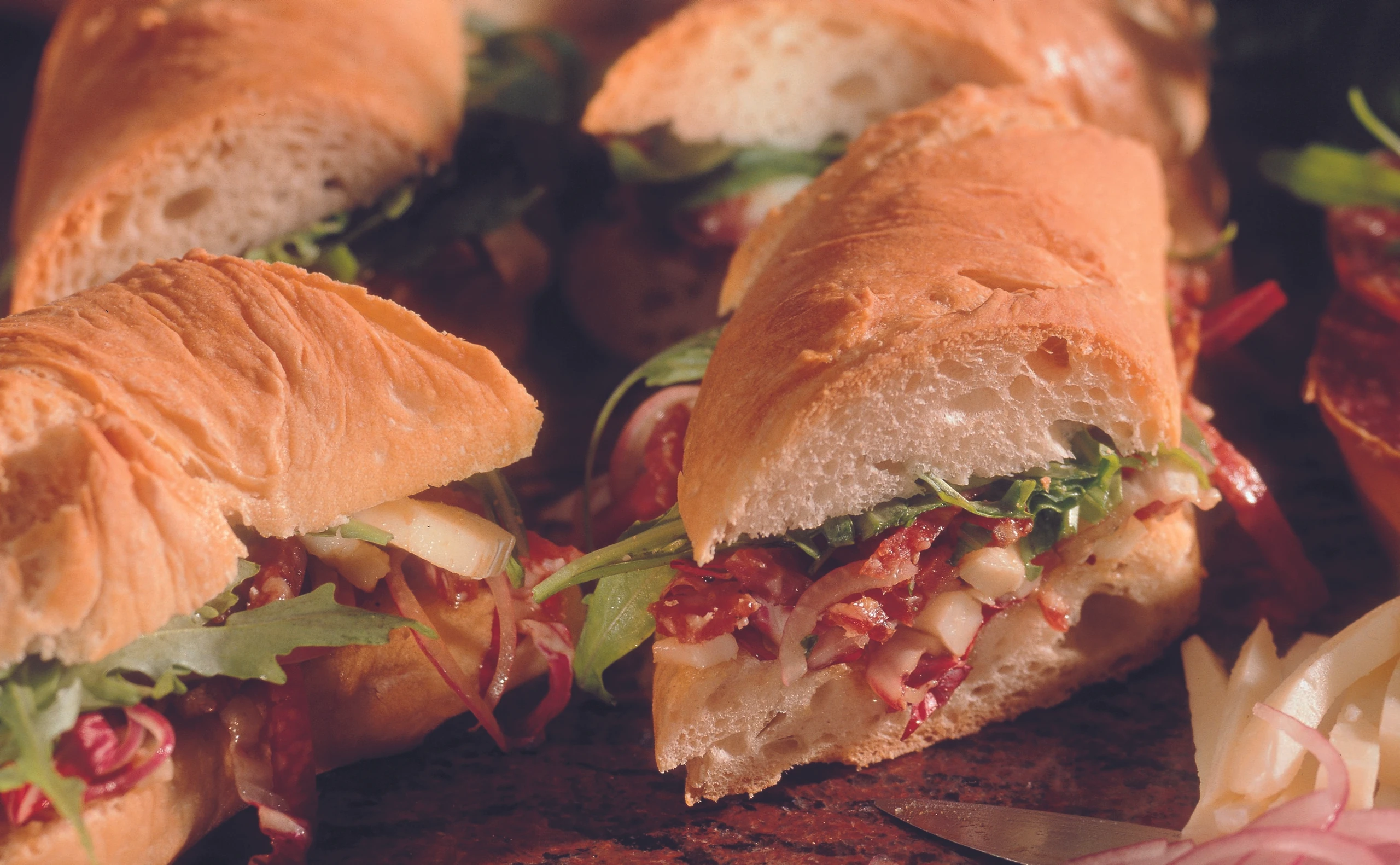 Baguette mit Salami und Pecorino