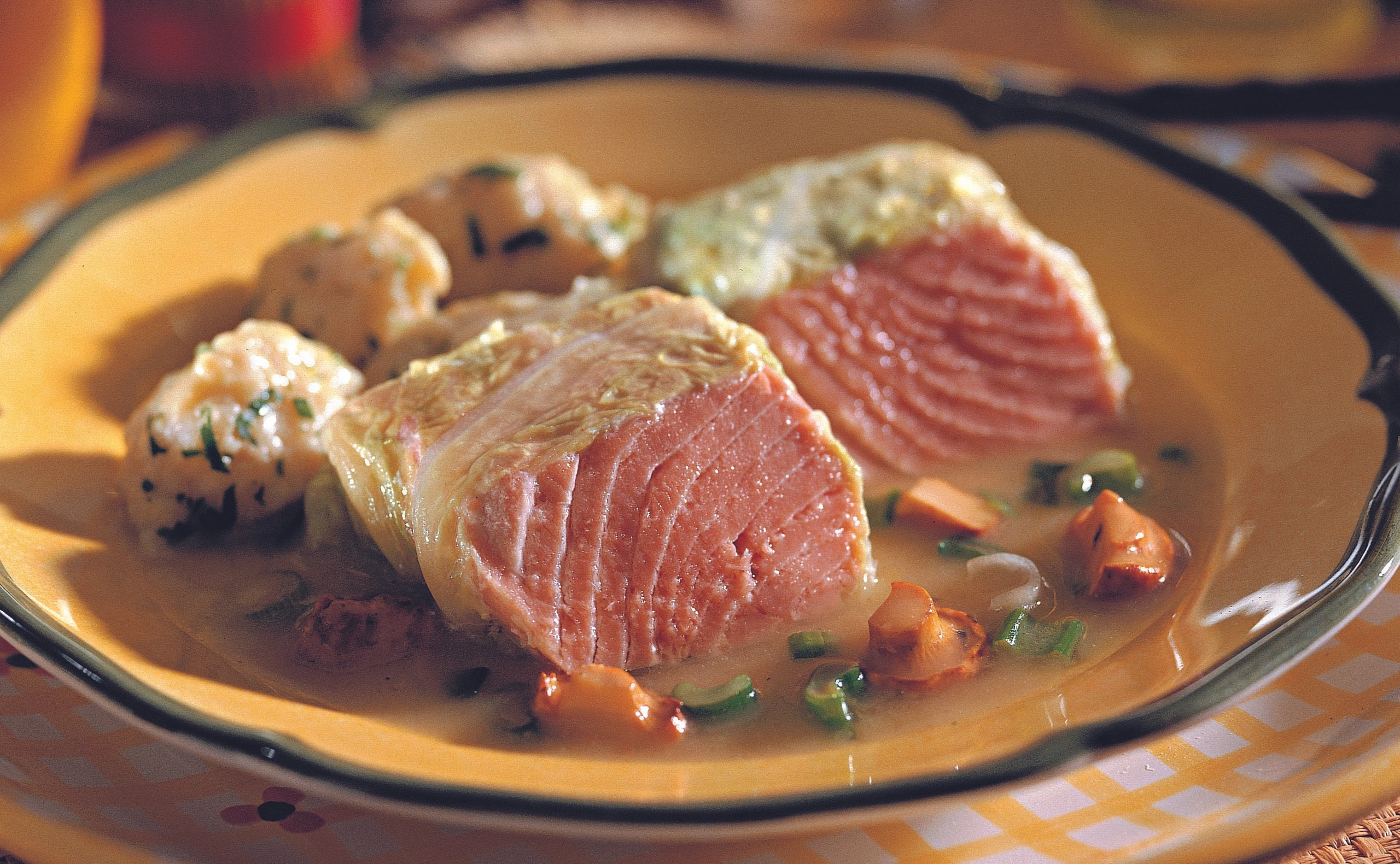 Lachsfilet im Chinakohlblatt