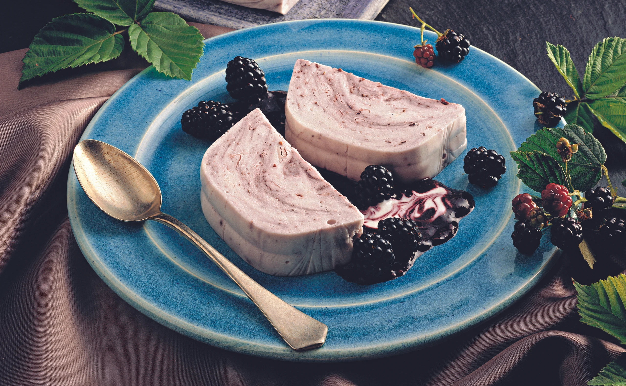 Brombeer-Rahmschnitte mit Brombeersauce