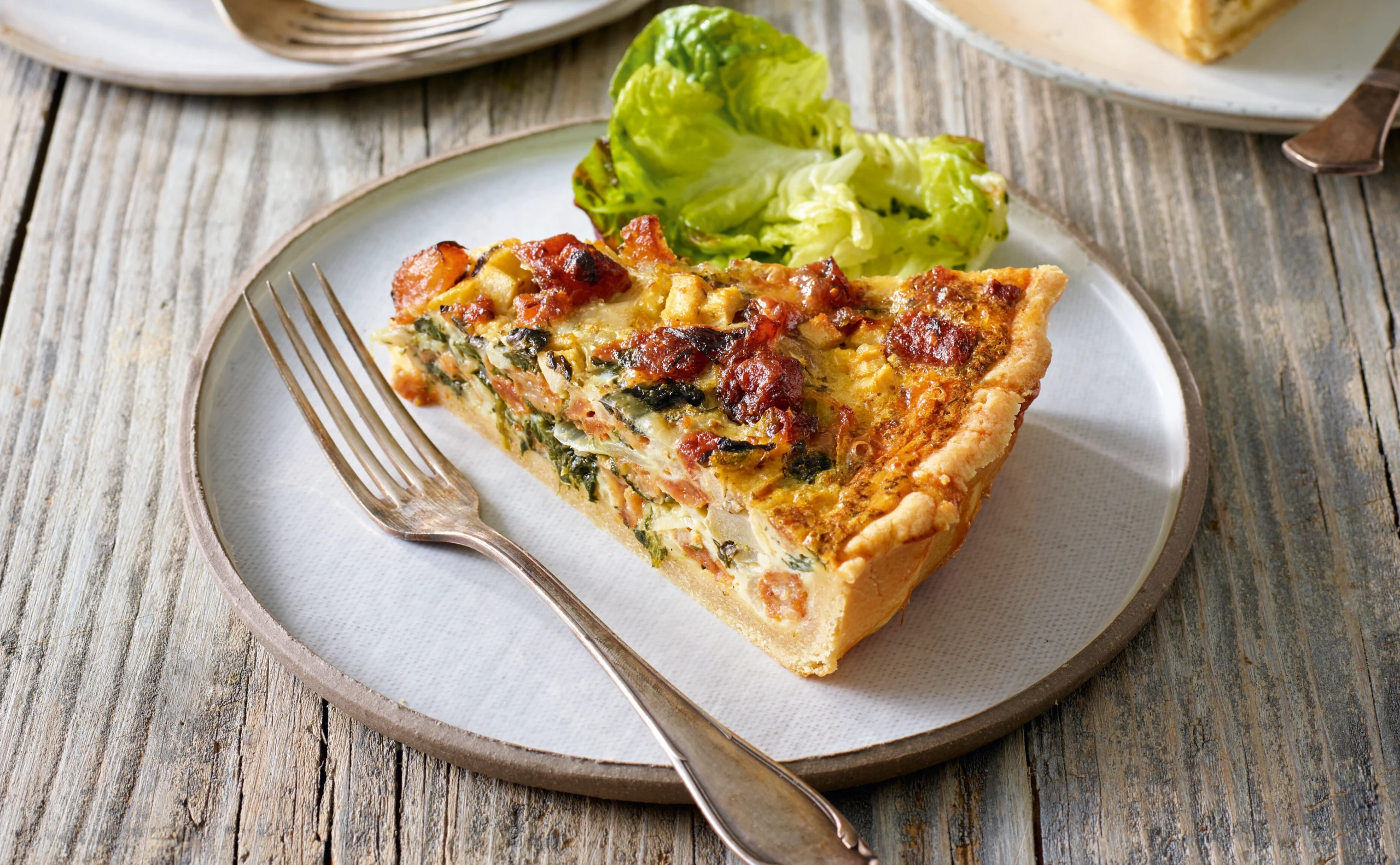 Grammel-Zwiebeltarte mit Spinat und Äpfeln