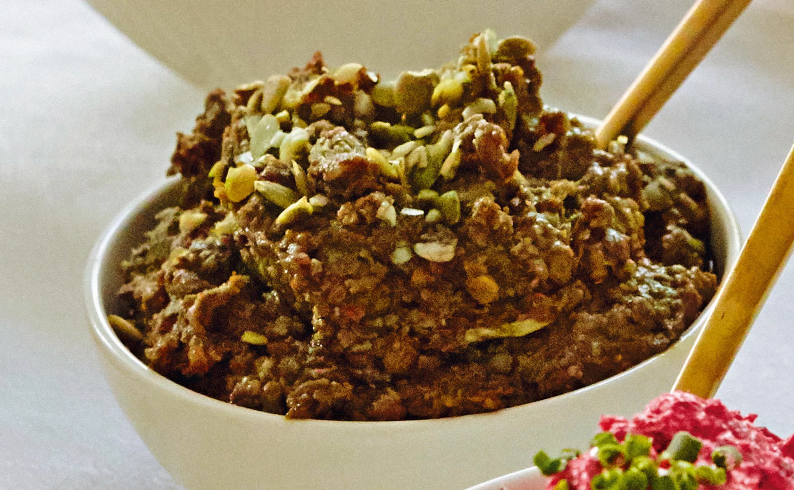 Linsenaufstrich mit Kürbiskernen und Kernöl