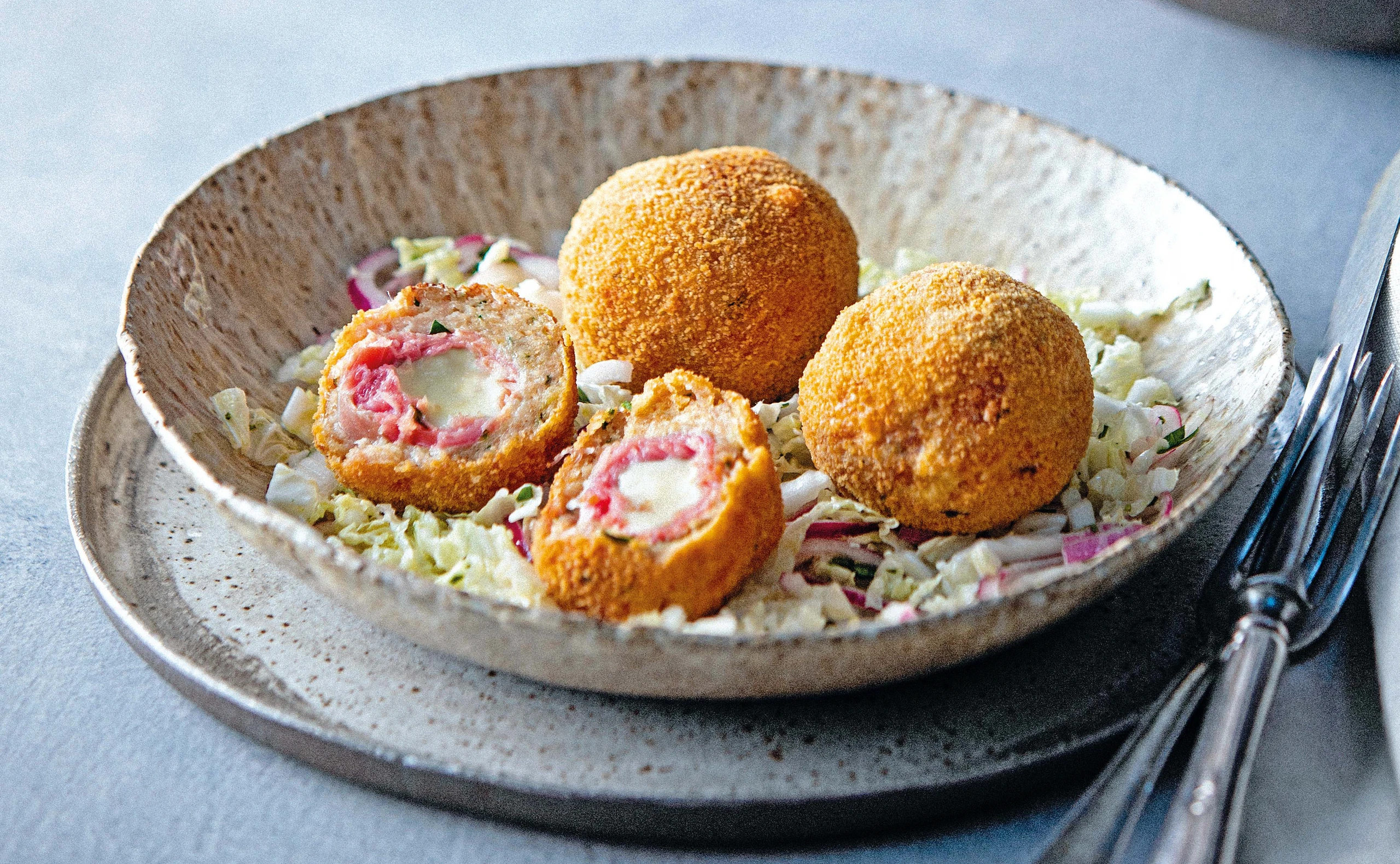 Hühnerbällchen mit Schinken-Käsefülle und Chinakohlsalat