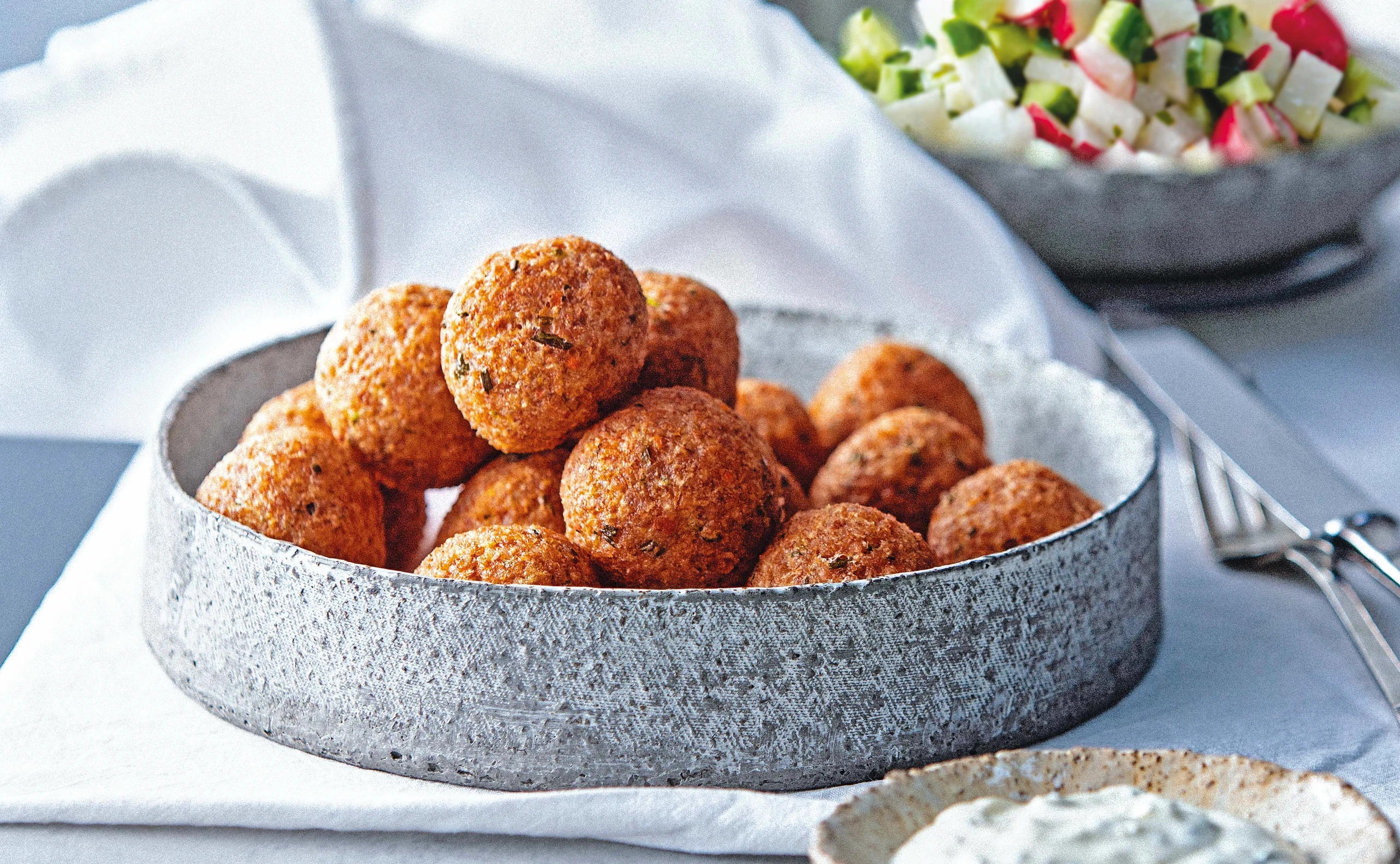 Bulgur-Bällchen mit Knoblauchdip und Gurken-Rettich-Radieschensalat