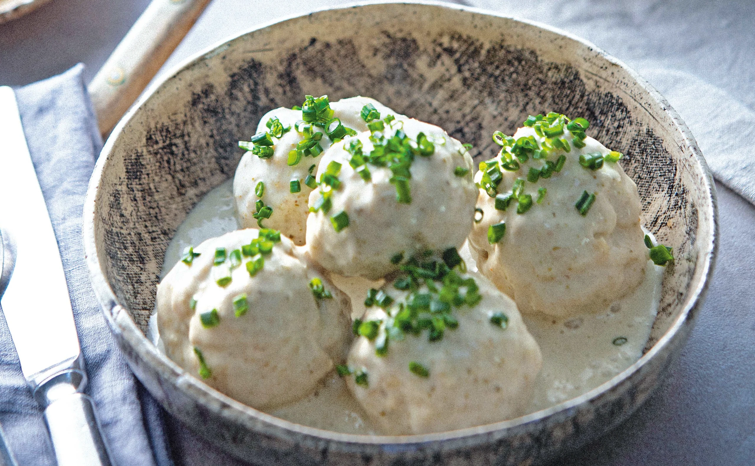 Fleischbällchen mit Kapernsauce und Blattspinat