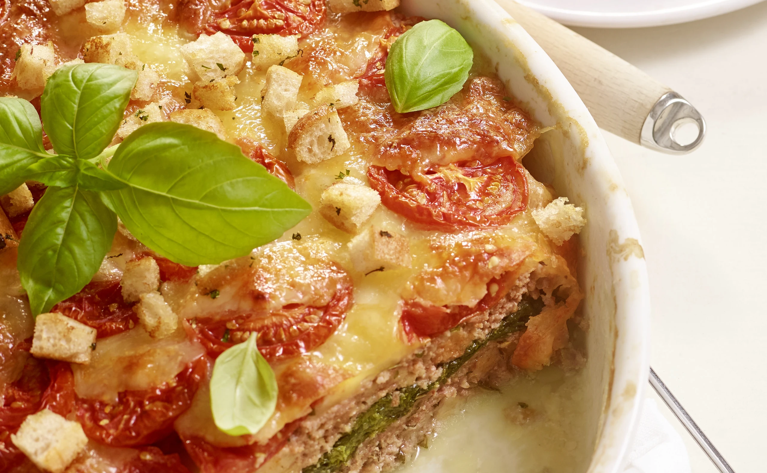 Fleisch-Spinatauflauf mit Mozzarella und Paradeisern