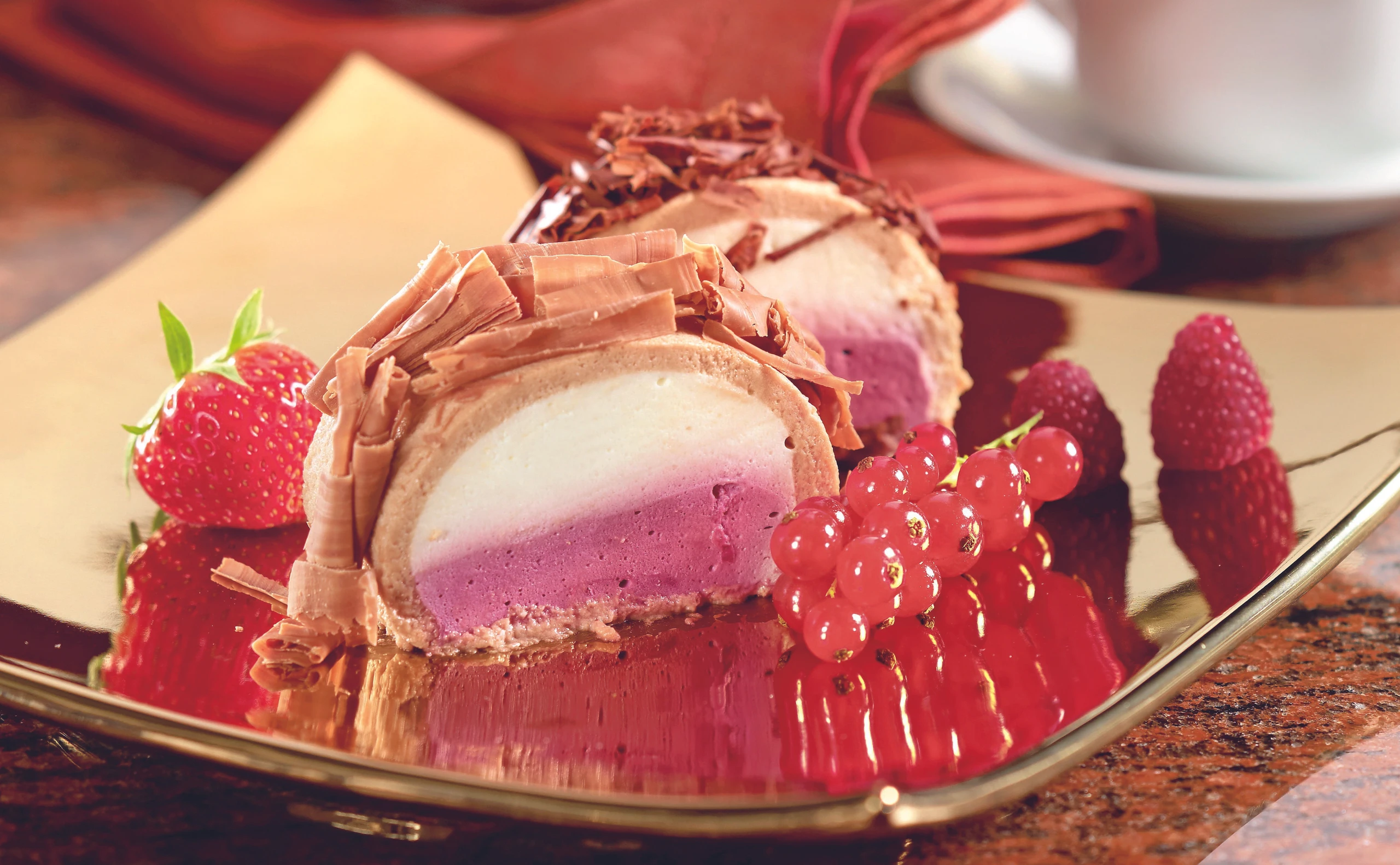 Schokoladeterrine mit zweierlei Holundercremen