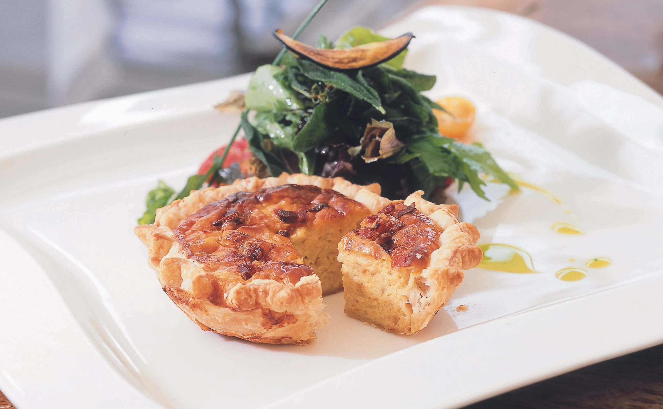 Zwiebeltartes mit Kräutersalat