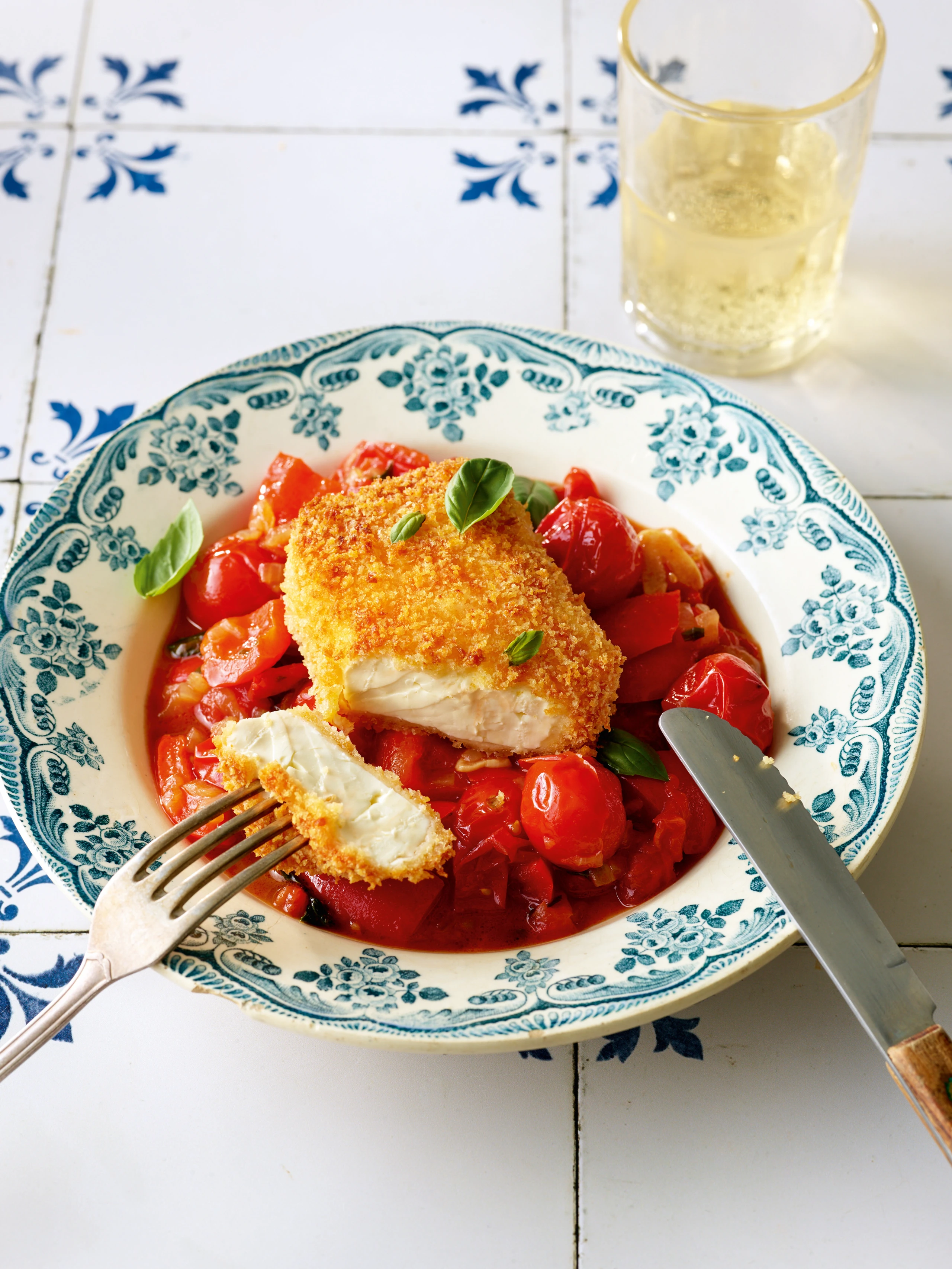 Knuspriger Feta auf Sommergemüse