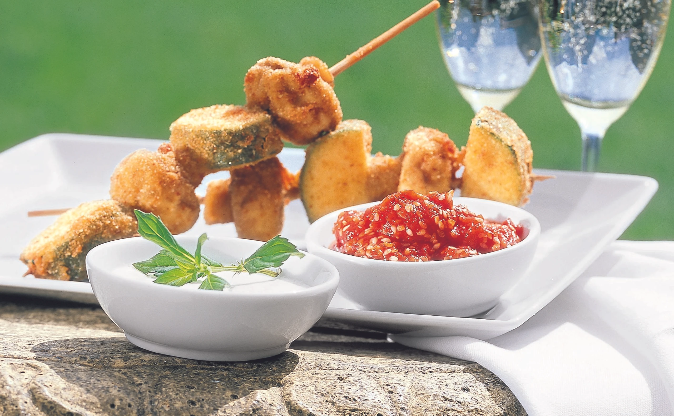 Zucchini-Champignon-Kushi mit Tomaten-Sesam-Dip und Wasabi-Dip
