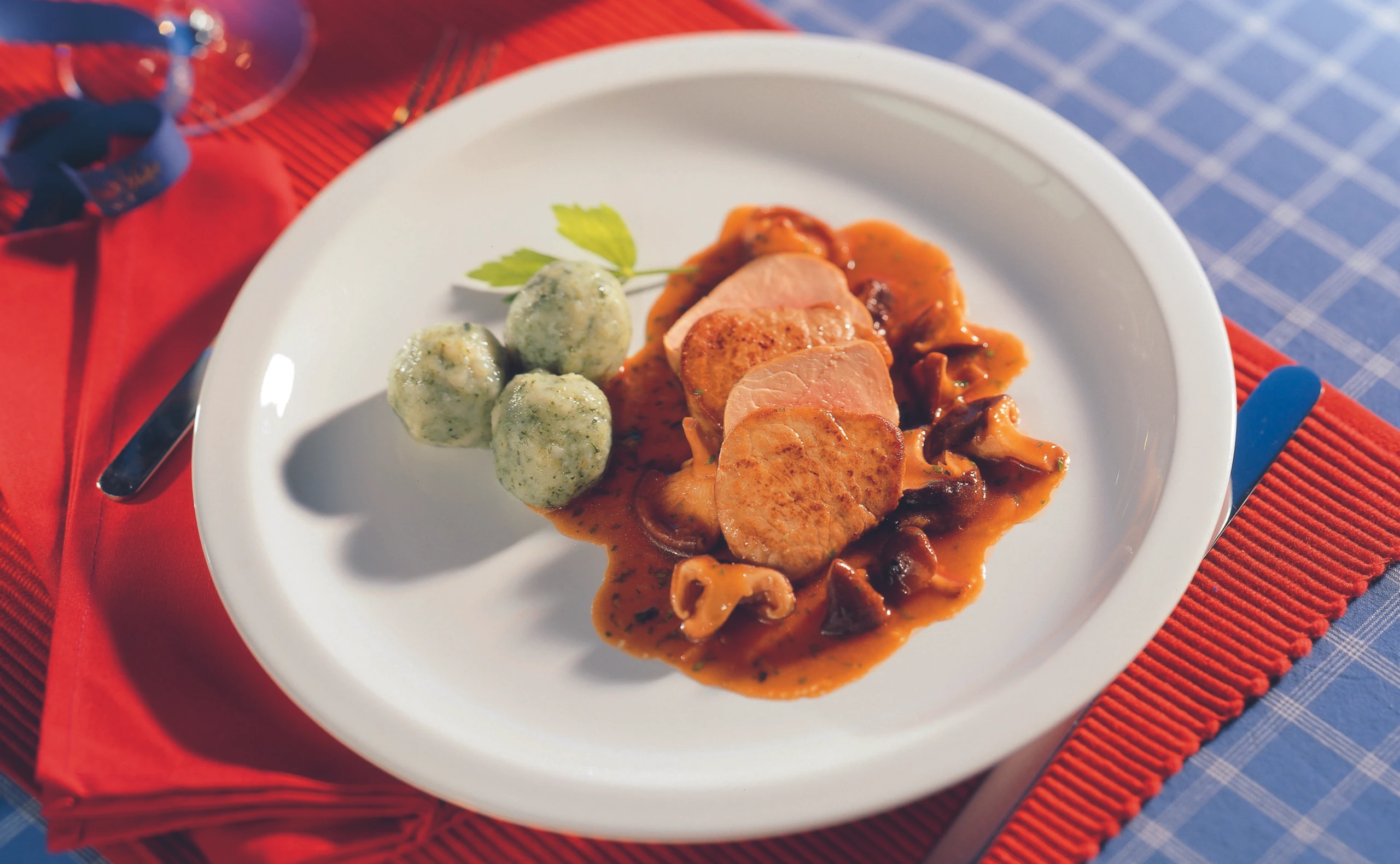 Schweinsmedaillons mit Schwammerlsauce und Spinatknöderln