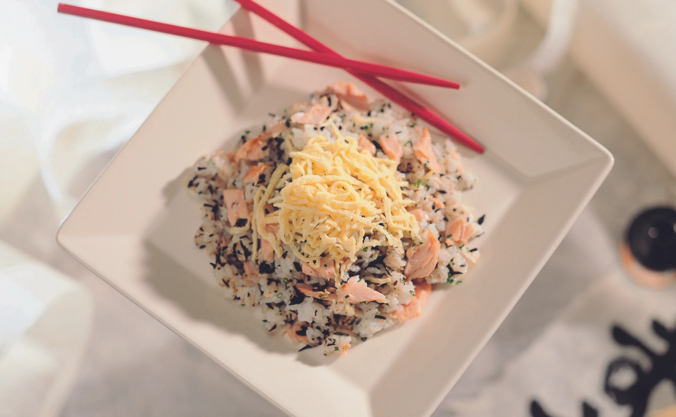 Shio jake: Seetang-Reis mit gebratenem Lachs und Pfannkuchenstreifen