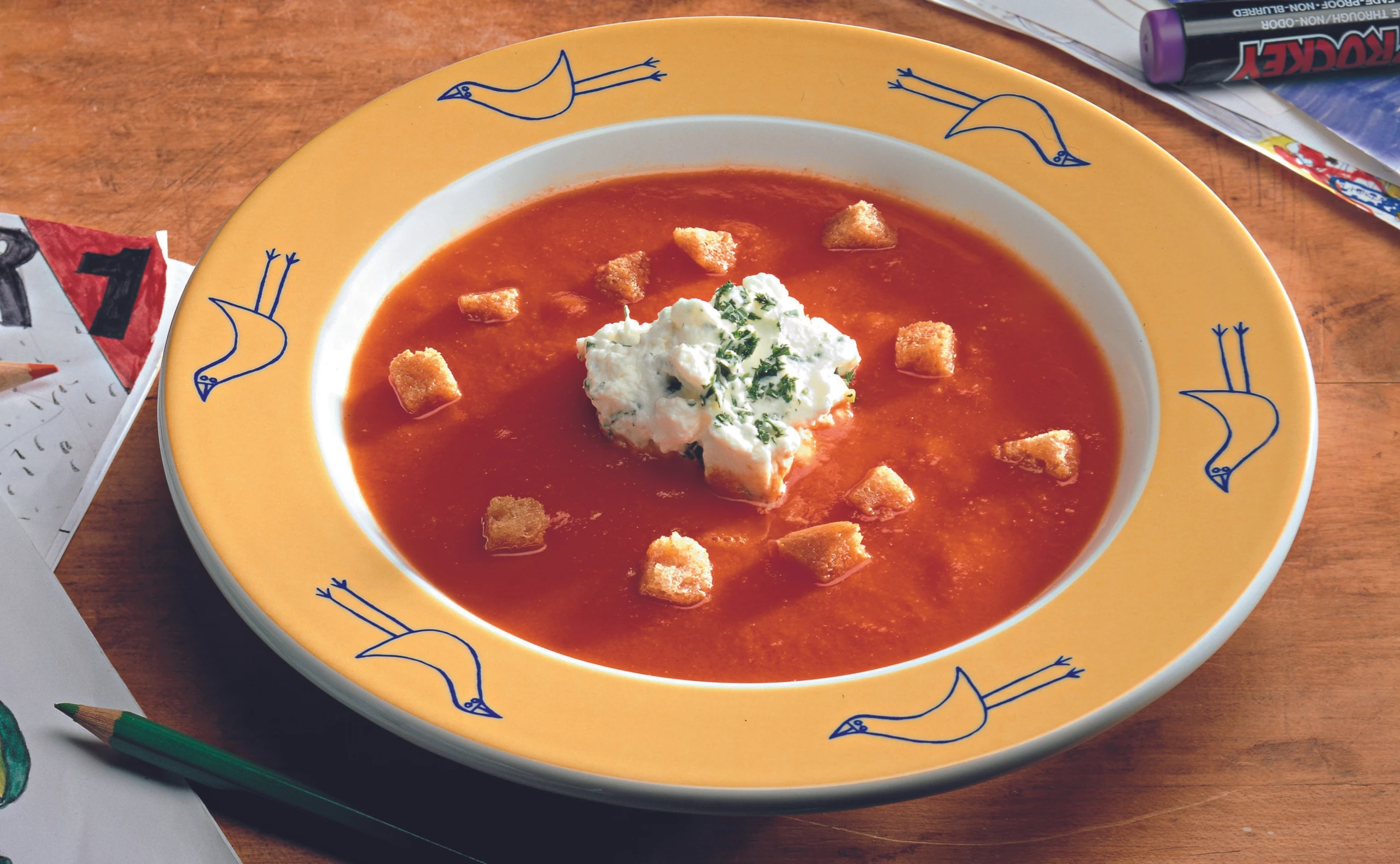 Rote Gemüsesuppe mit Obershäubchen