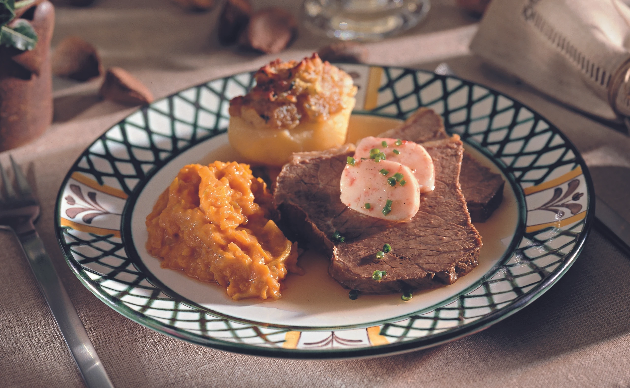 Gekochtes Rindfleisch mit Mark, Grammel-Erdäpfeln und Paprikakürbis