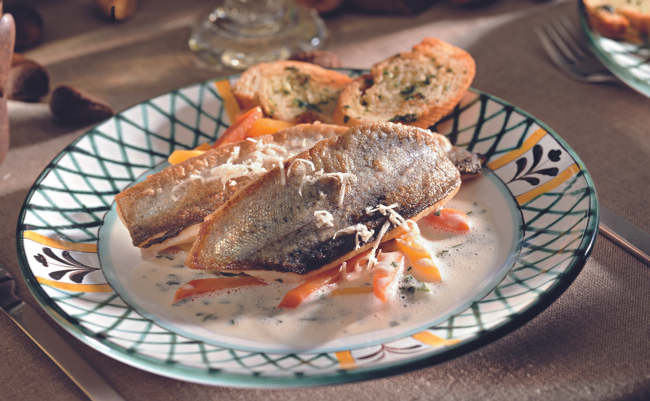 Gebratene Forellenfilets mit Wurzel-Rahmsauce