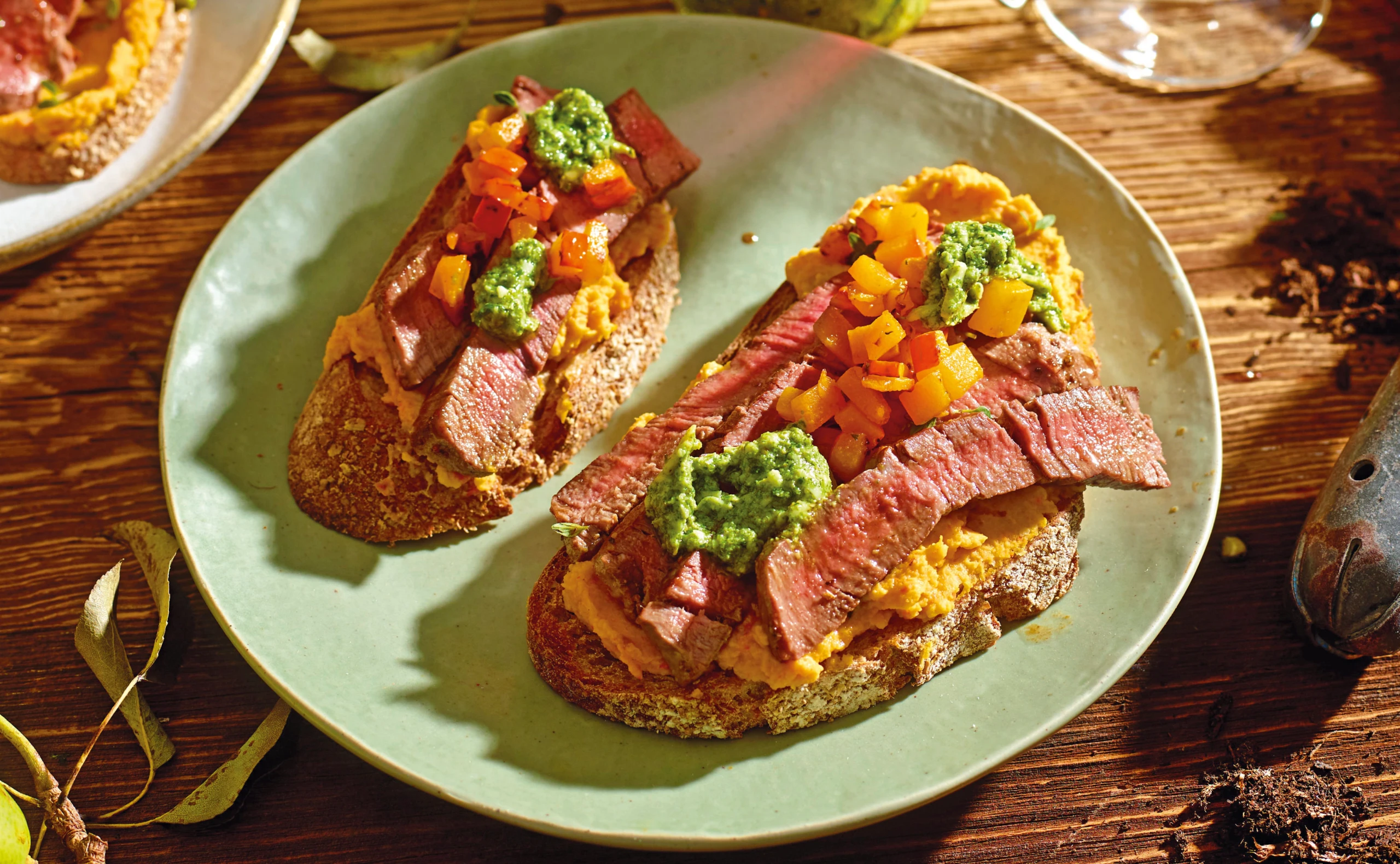 Schwarzbrottoasts mit Kürbishummus, Tagliata und Vogerlsalat-Pesto