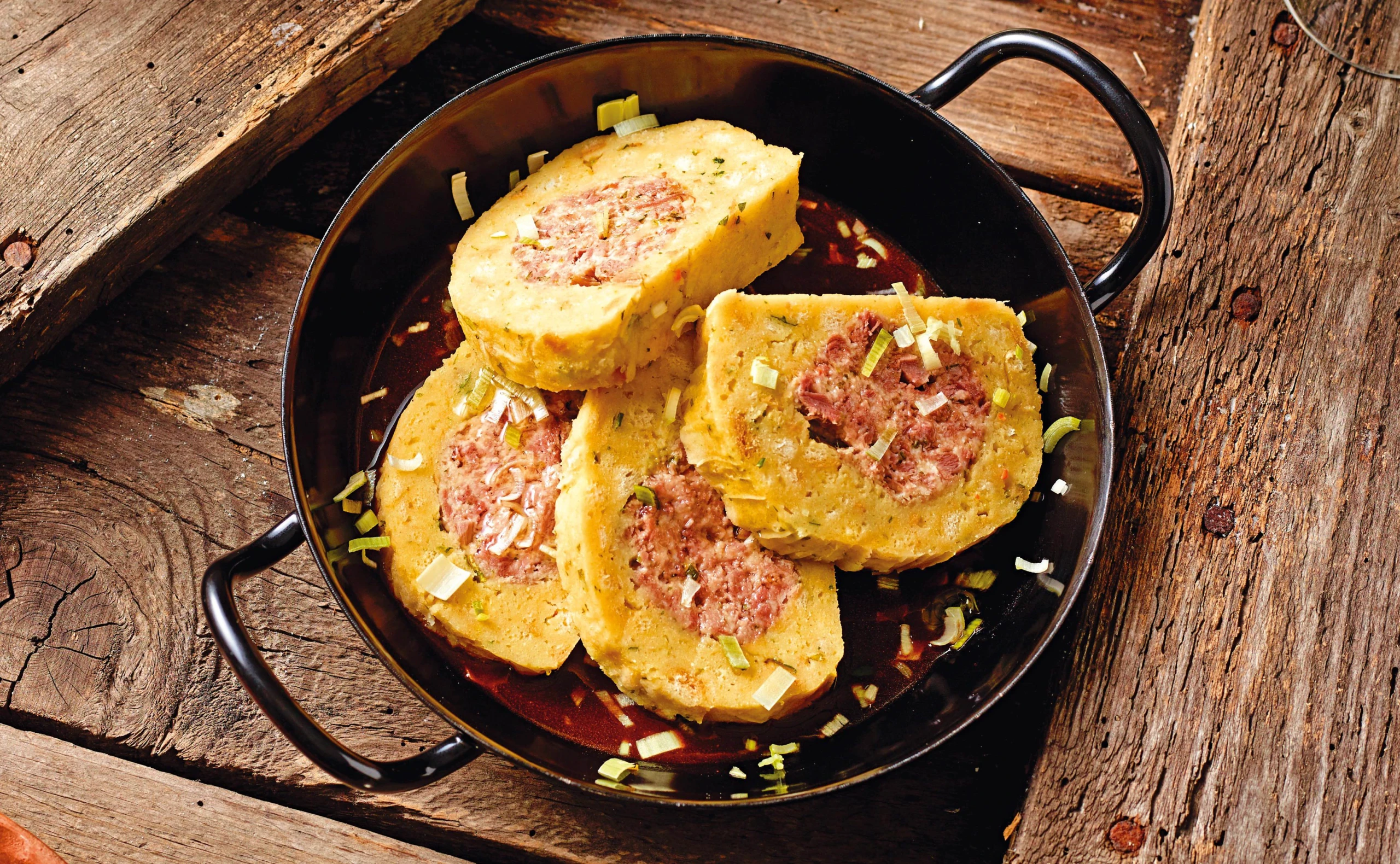 Serviettenknödel mit Ganslfülle, Portweinsauce und Hagebutten-Rotkraut