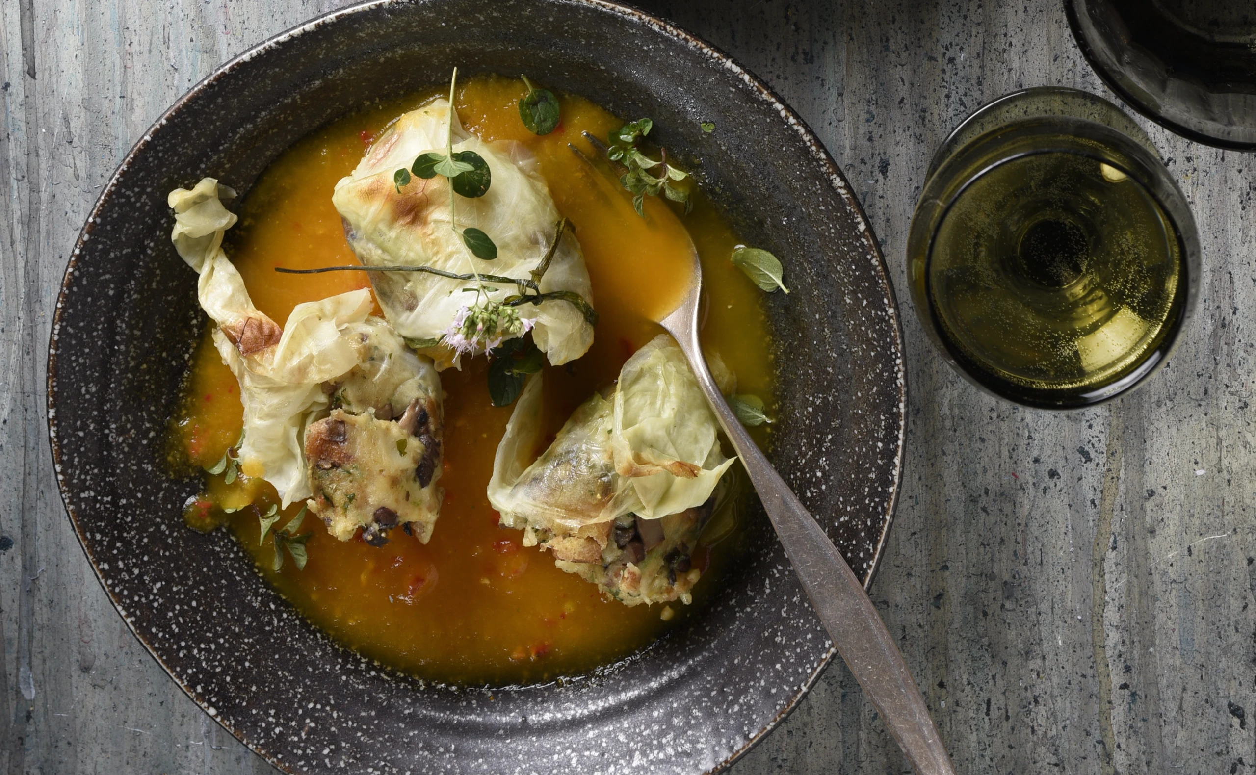 Krautrouladen mit Schwammerlfülle und Kürbis-Chilisauce