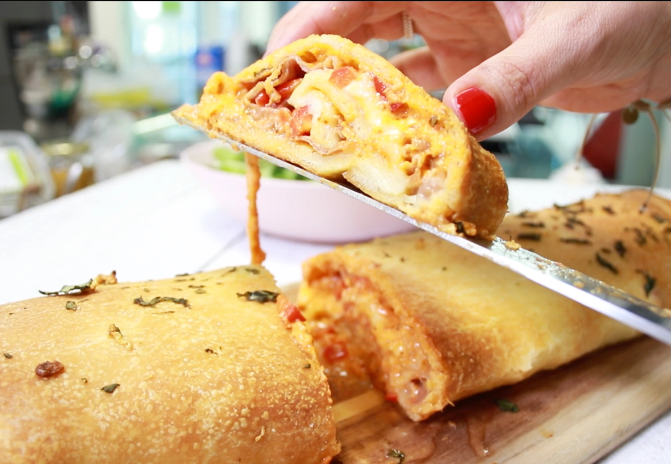 Prosciutto-Pizzarolle mit Paprikapesto