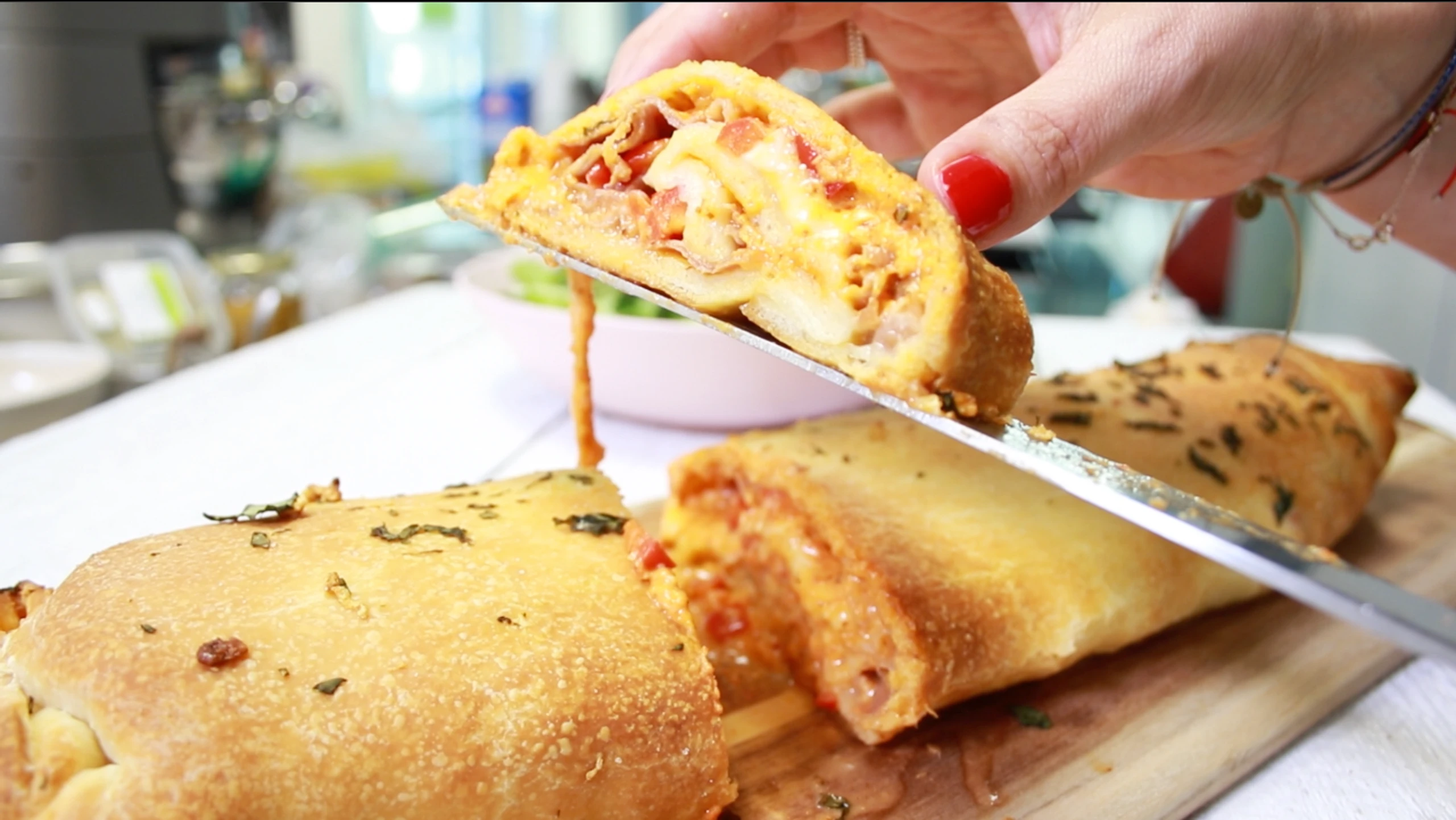 Prosciutto-Pizzarolle mit Paprikapesto