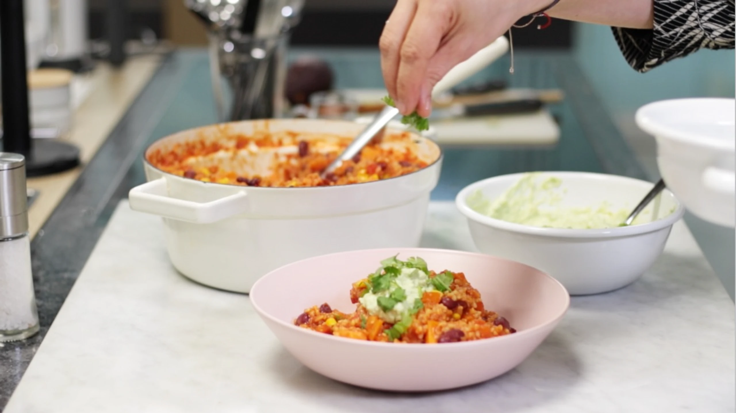 Chili sin Carne mit Bulgur und Avocadocreme