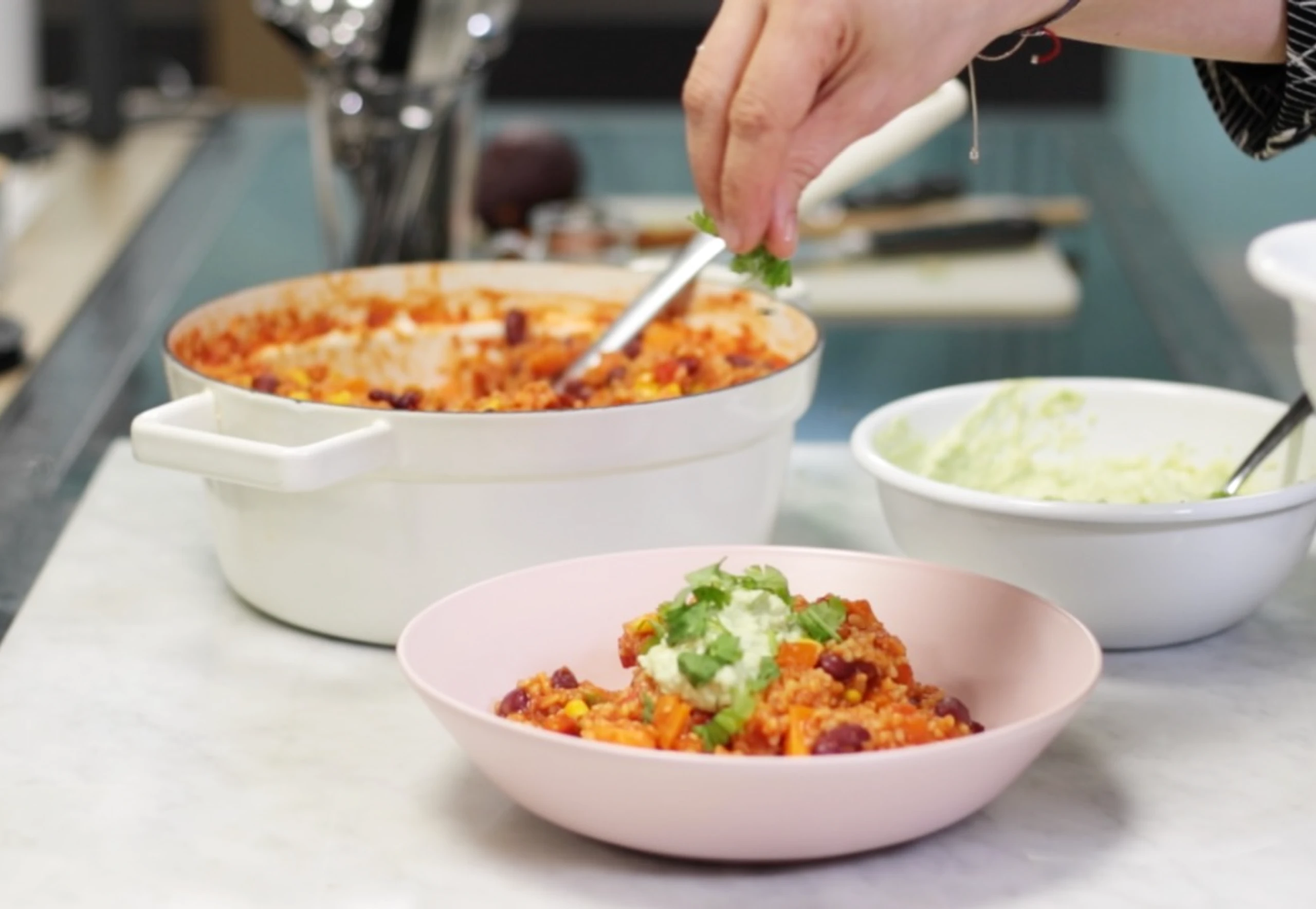 © GUSTO Chili sin Carne mit Bulgur und Avocadocreme