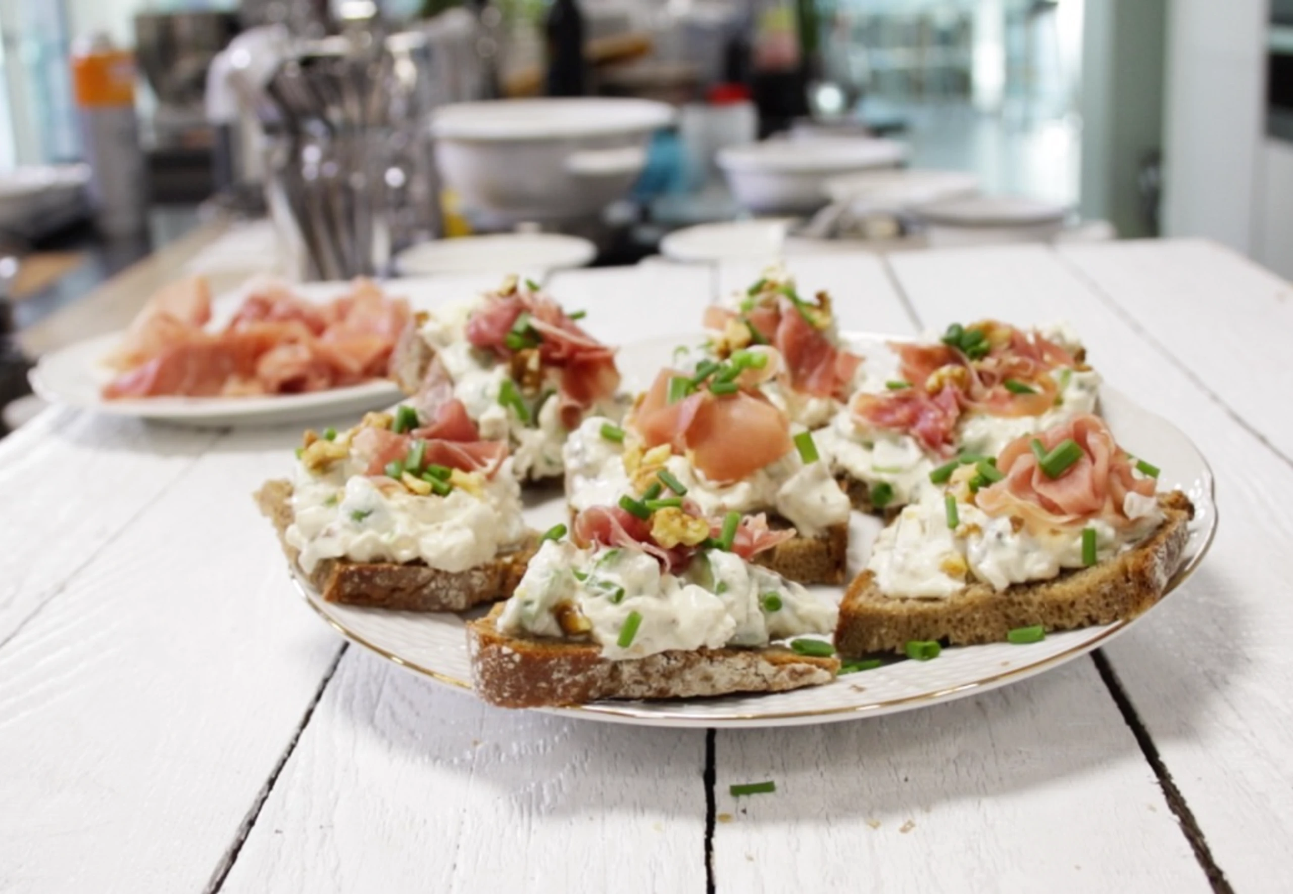 © GUSTO Spargel-Walnuss-Aufstrich mit Prosciutto
