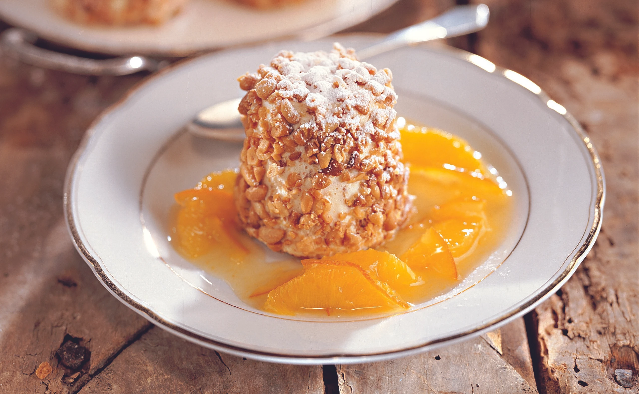 Pignoliparfait auf Orangensauce