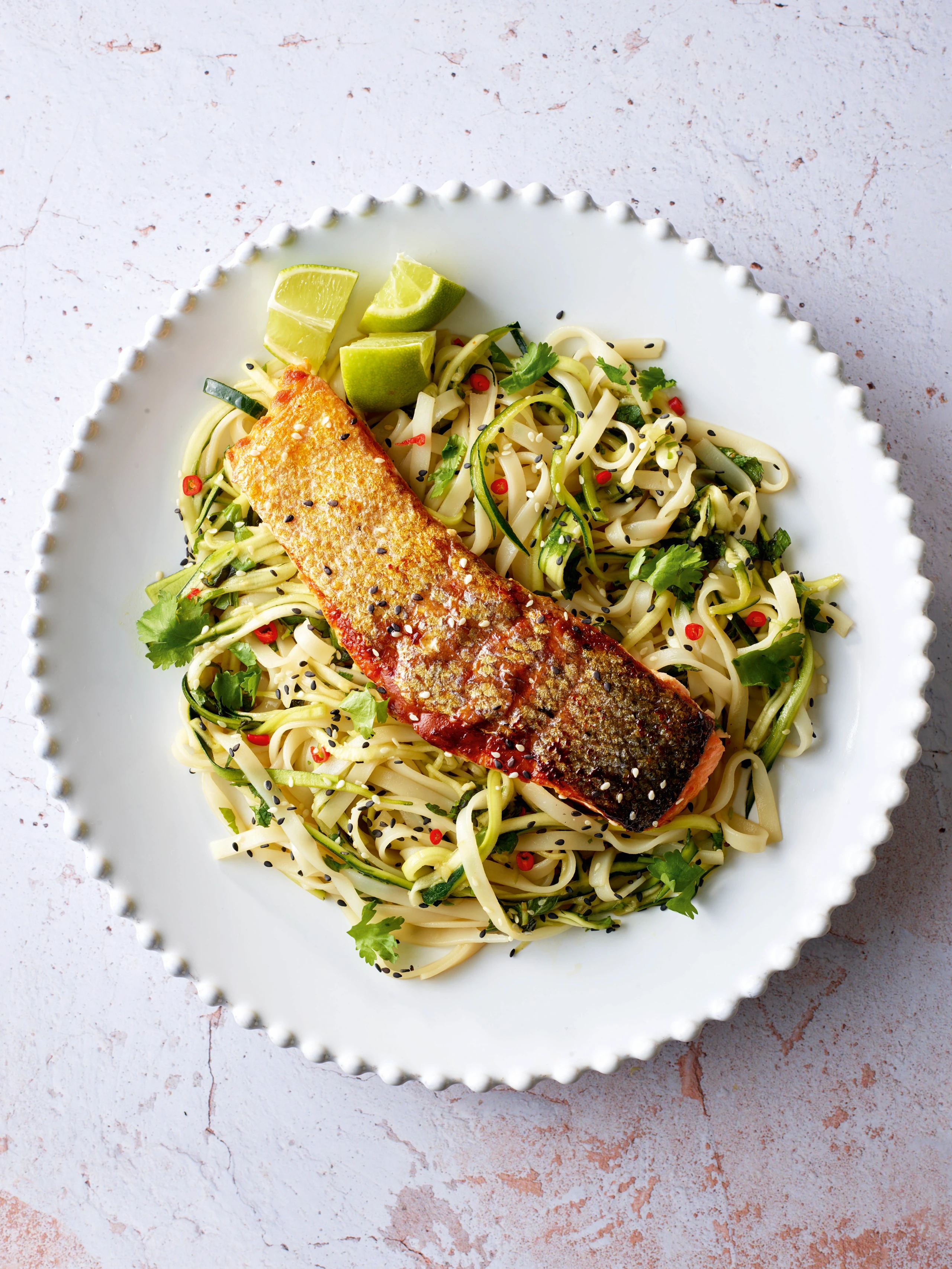 Limetten-Reisnudeln mit Zucchini und gebratenem Lachs