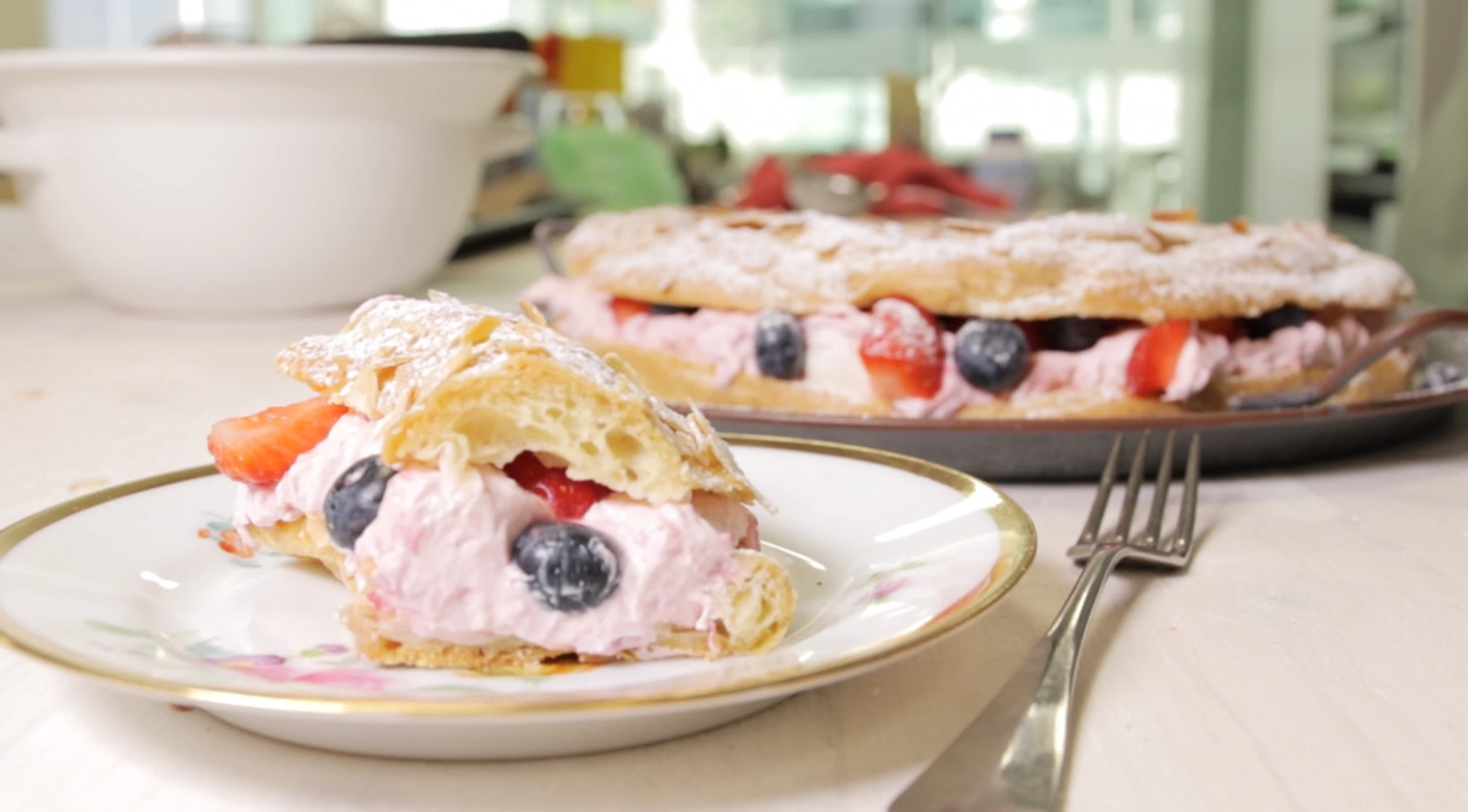 Brandteigkranz mit Beerencreme