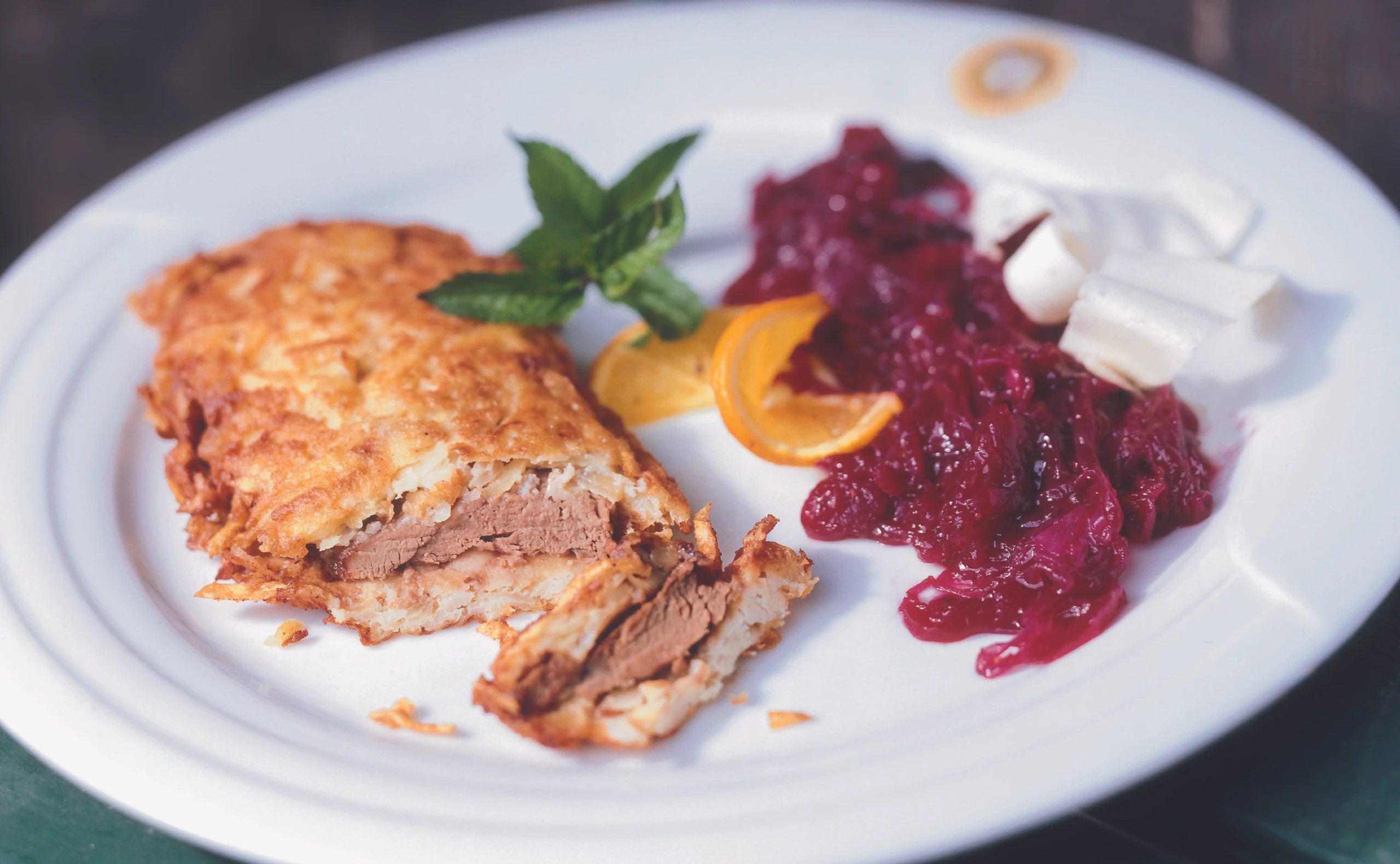 Hirschkalbsschnitzel in der Erdäpfel-Pastinakenkruste