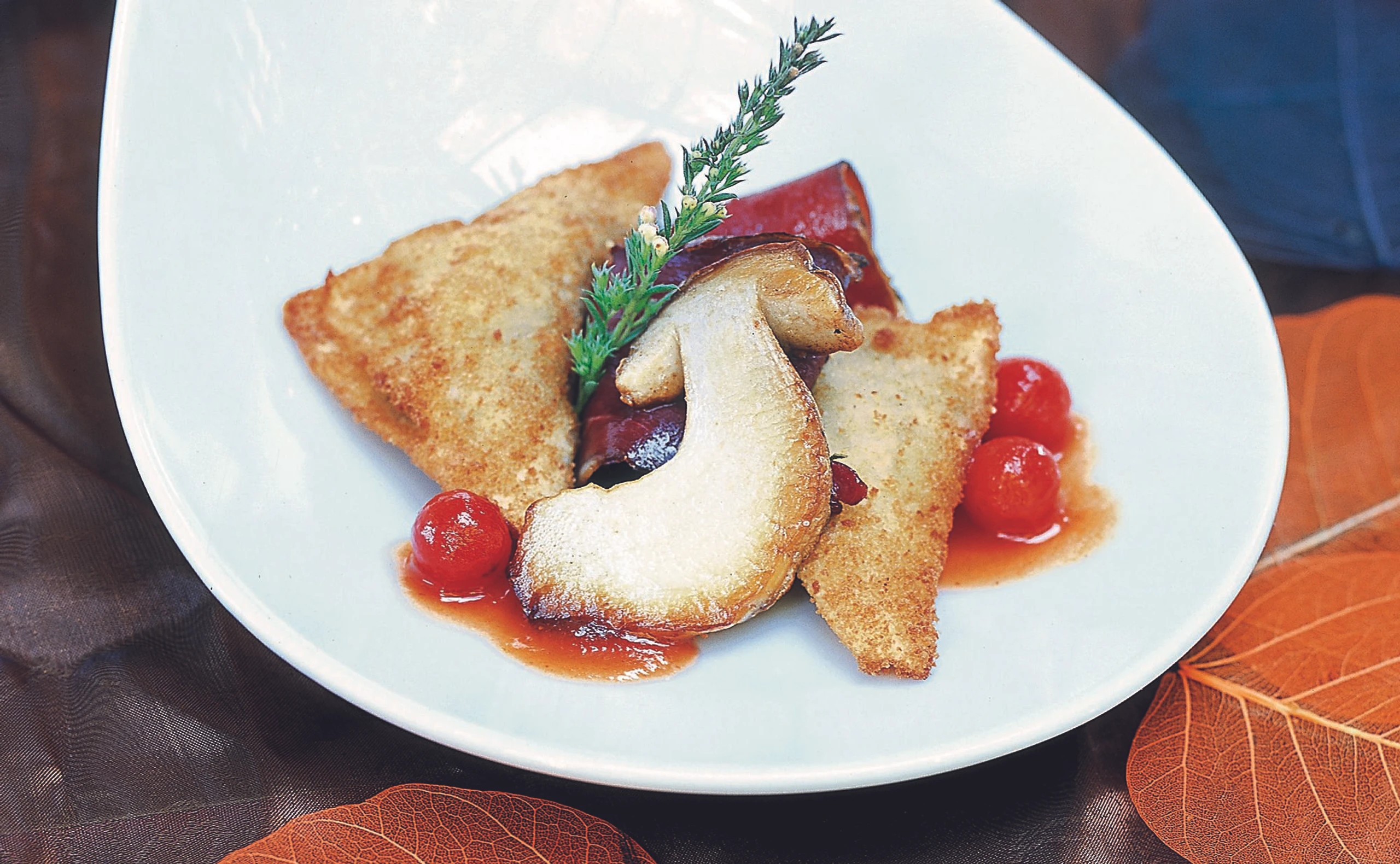Sellerie-Pilz-Tascherl mit Vogelbeersauce