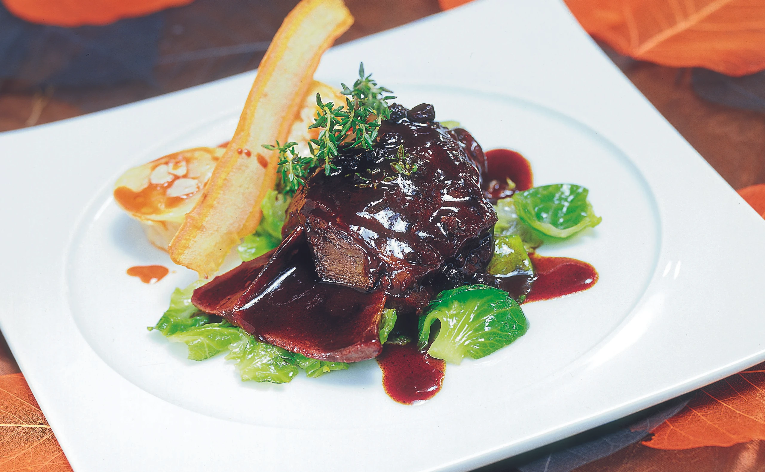 Rehschulter in Nelken-Rotwein-Sauce mit Karotten Pralinen, Karotten Chips und Kohlsprossen