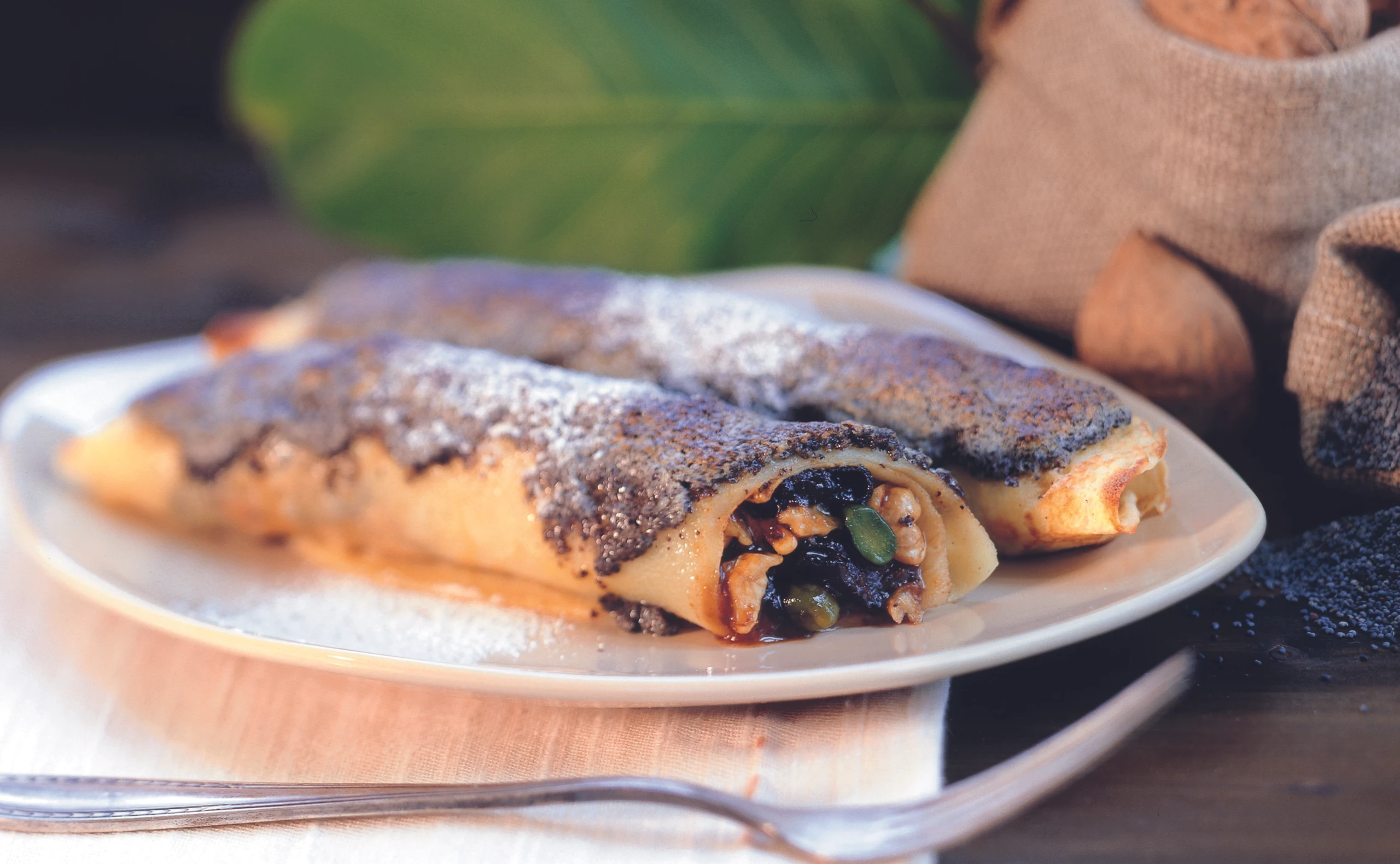Honig-Crêpes mit Pflaumen-Nussfülle und Mohnkruste